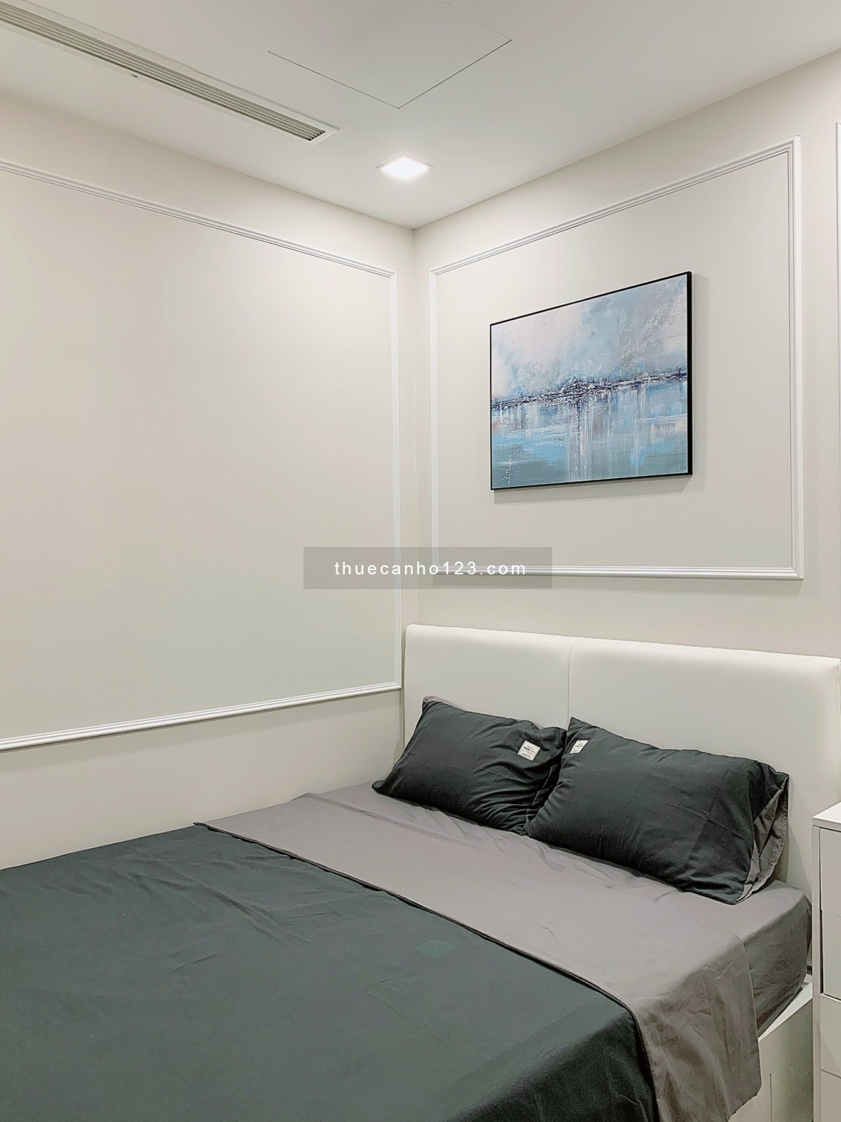 Cho thuê căn hộ 2PN, 2WC, 78m2 tại Vinhomes Golden River giá chỉ 25 triệu