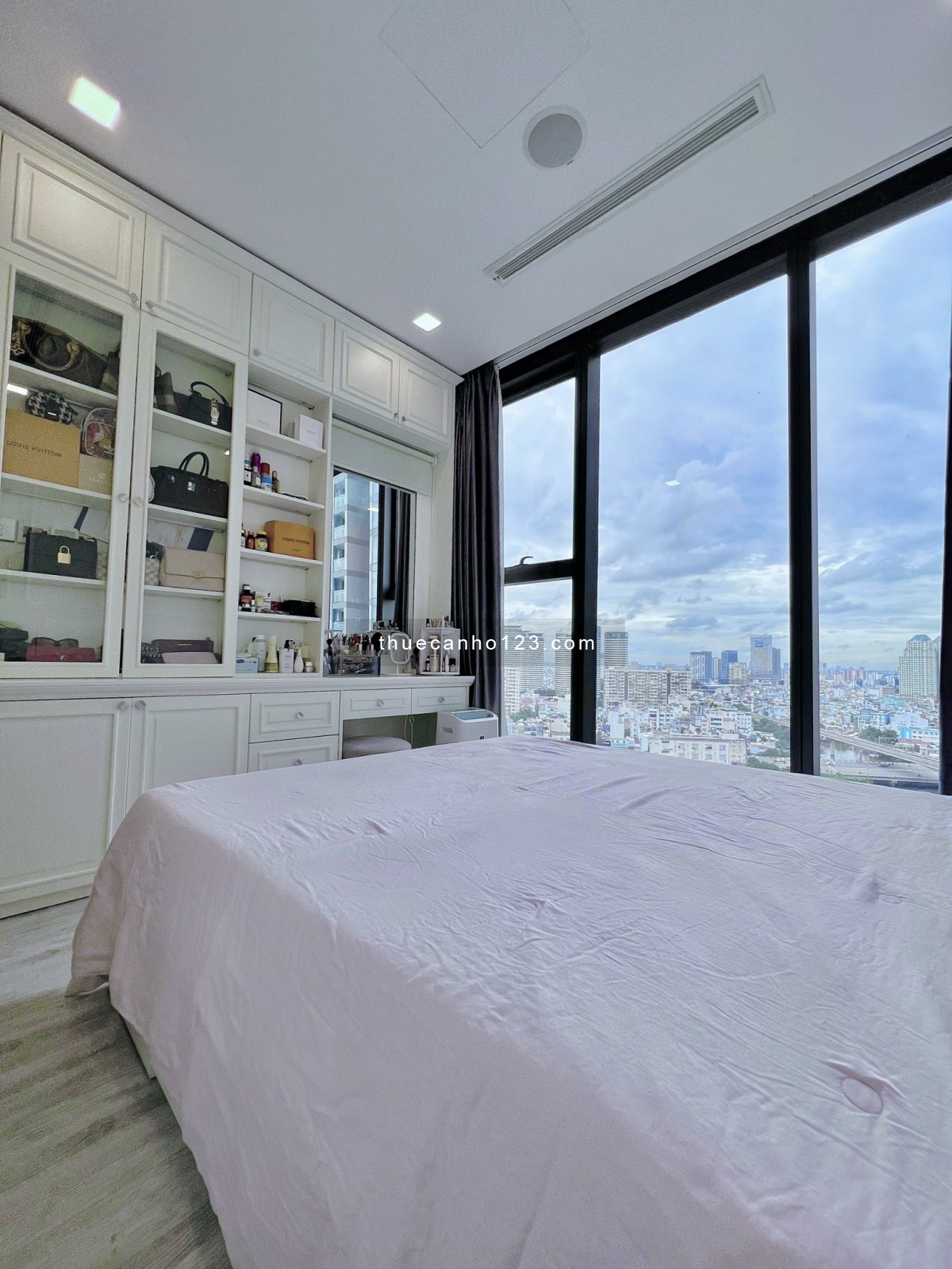 Cho thuê căn hộ 2PN, 2WC, 78m2 tại Vinhomes Golden River giá chỉ 25 triệu