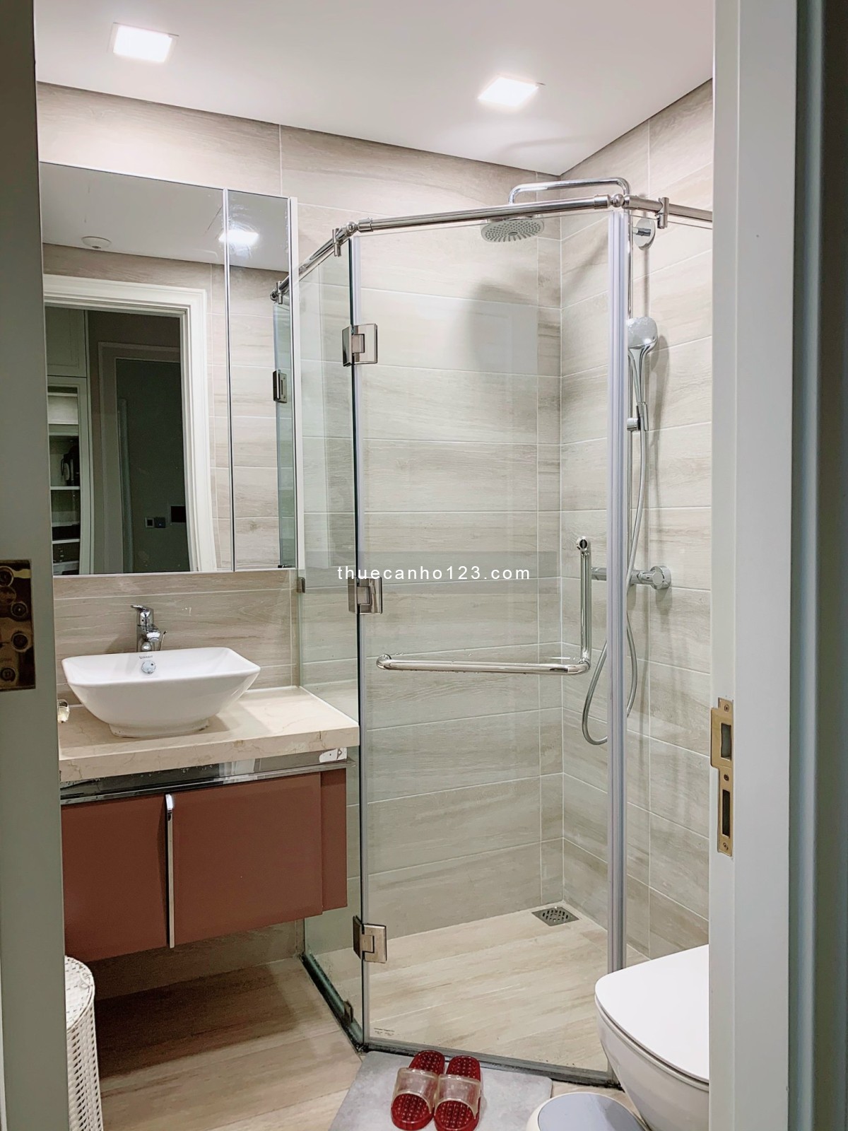 Cho thuê căn hộ 2PN, 2WC, 78m2 tại Vinhomes Golden River giá chỉ 25 triệu