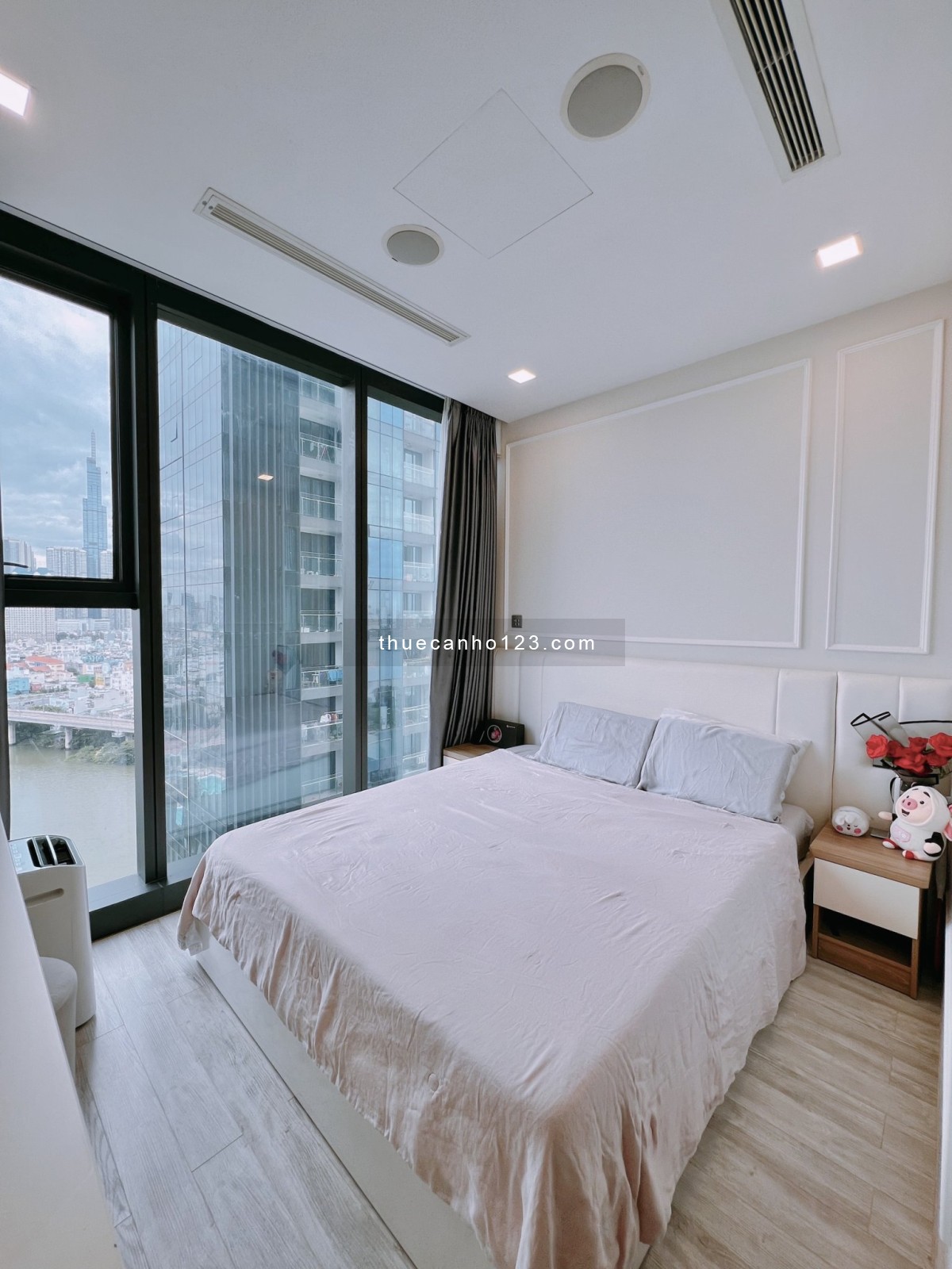 Cho thuê căn hộ 2PN, 2WC, 78m2 tại Vinhomes Golden River giá chỉ 25 triệu