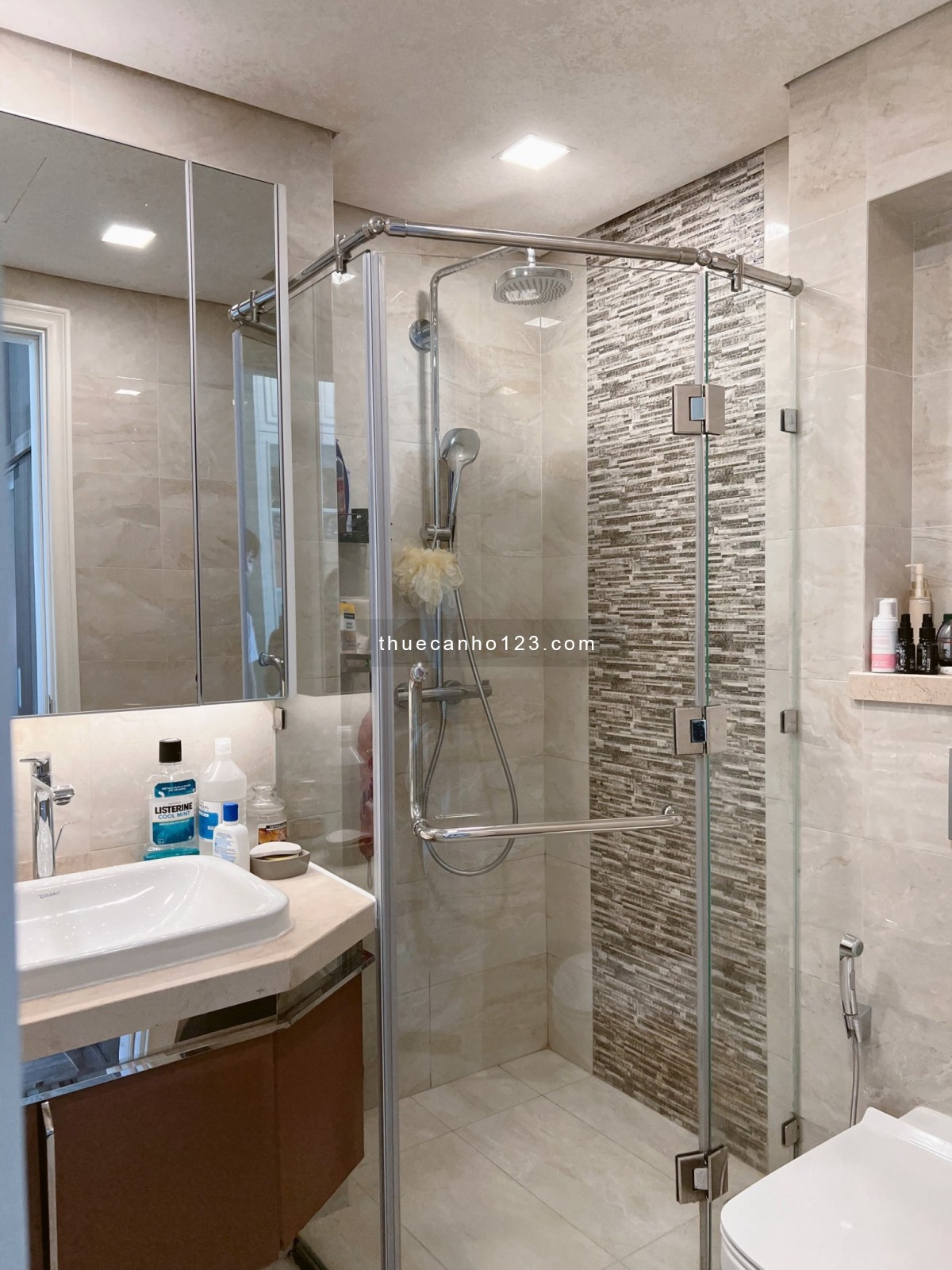 Cho thuê căn hộ 2PN, 2WC, 78m2 tại Vinhomes Golden River giá chỉ 25 triệu