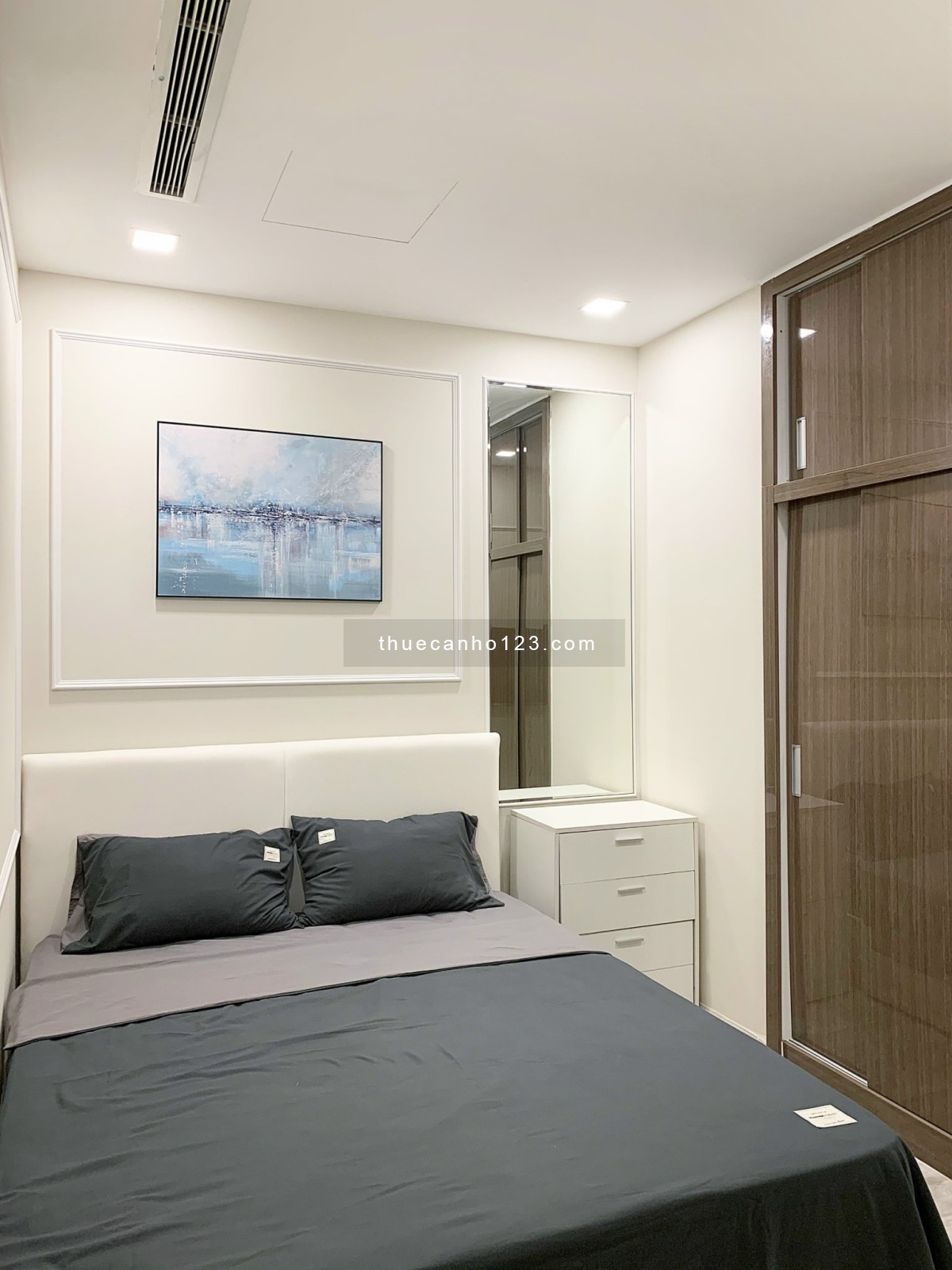 Cho thuê căn hộ 2PN, 2WC, 78m2 tại Vinhomes Golden River giá chỉ 25 triệu