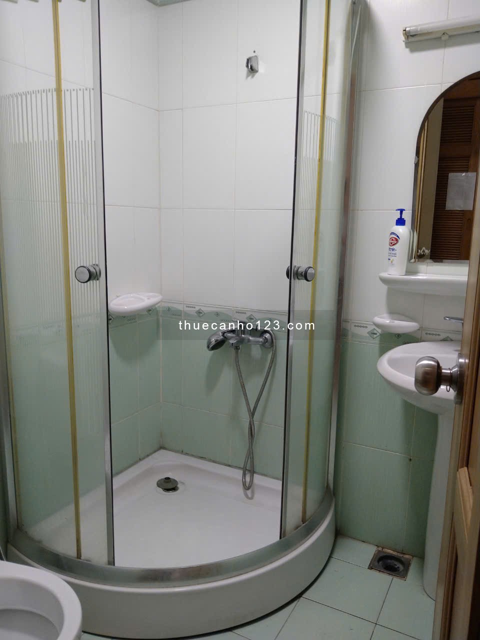 Cần cho thuê chung cư 155 Nguyễn Chí Thanh, Quận 5, DT: 65m2 - 2PN - Giá thuê: 12,5 tr/tháng