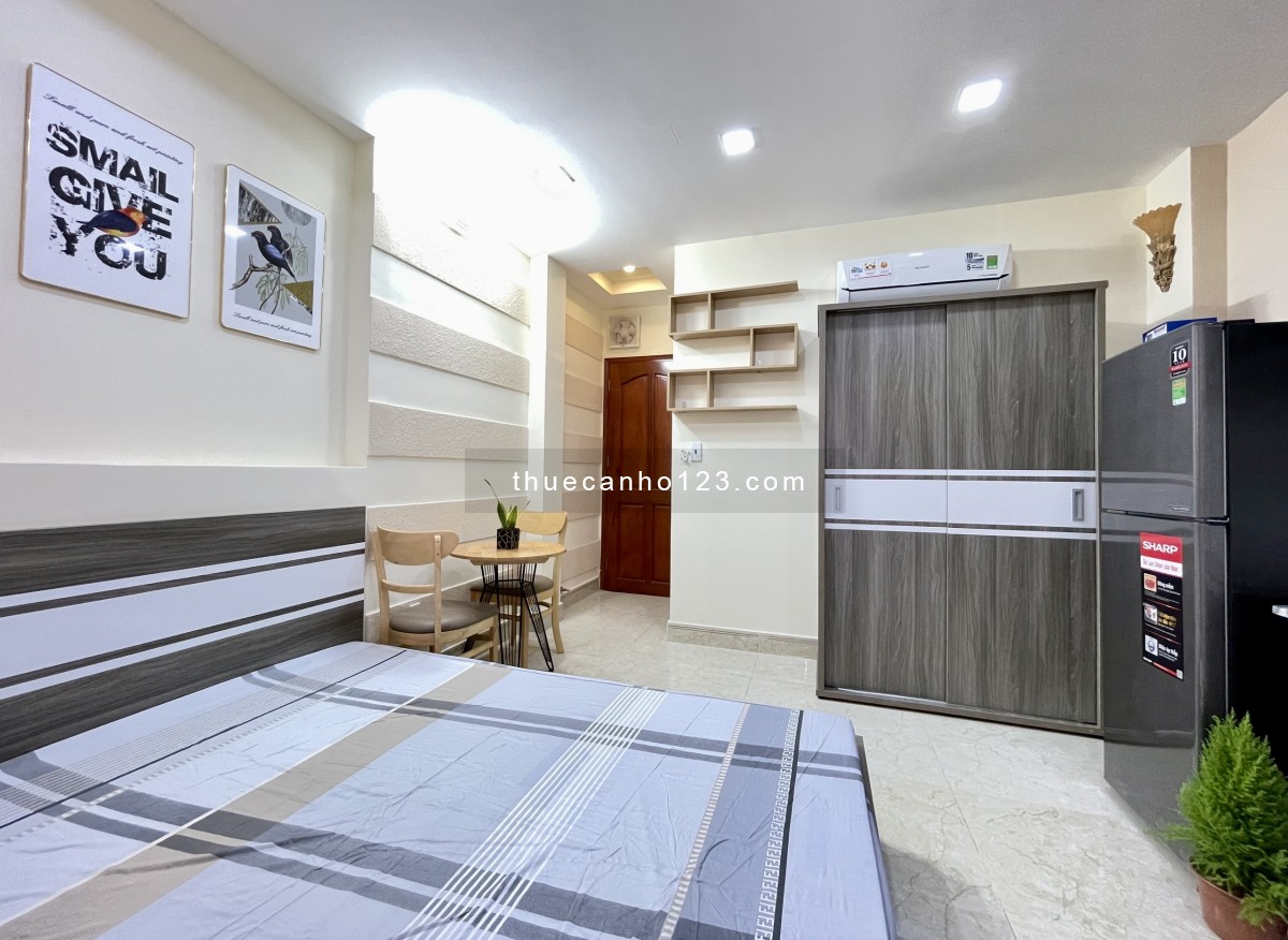 Căn hộ dịch vụ có balcon, trang bị đầy đủ nội thất cao cấp, gần ngã 4 Phạm Văn Đồng & Lê Quang Định