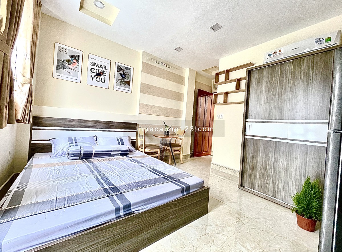 Căn hộ dịch vụ có balcon, trang bị đầy đủ nội thất cao cấp, gần ngã 4 Phạm Văn Đồng & Lê Quang Định