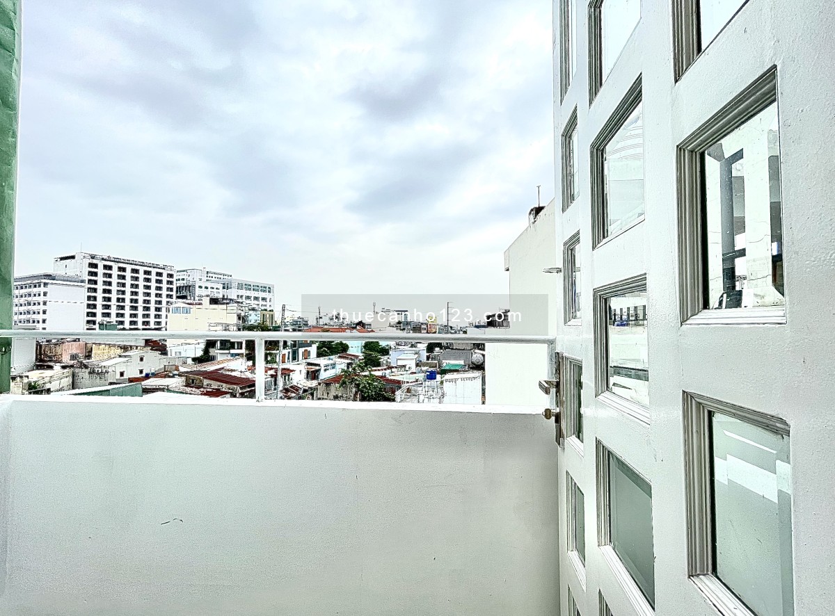 Căn hộ dịch vụ có balcon, trang bị đầy đủ nội thất cao cấp, gần ngã 4 Phạm Văn Đồng & Lê Quang Định