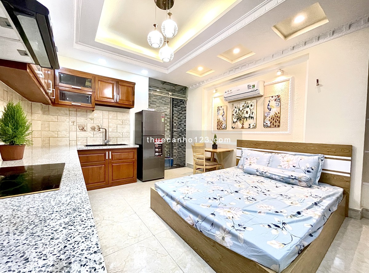 Căn hộ dịch vụ có balcon, trang bị đầy đủ nội thất cao cấp, gần ngã 4 Phạm Văn Đồng & Lê Quang Định