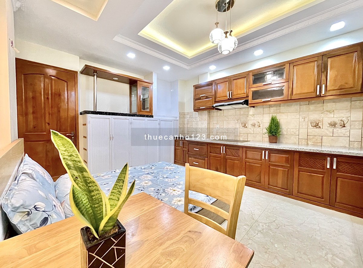 Căn hộ dịch vụ có balcon, trang bị đầy đủ nội thất cao cấp, gần ngã 4 Phạm Văn Đồng & Lê Quang Định