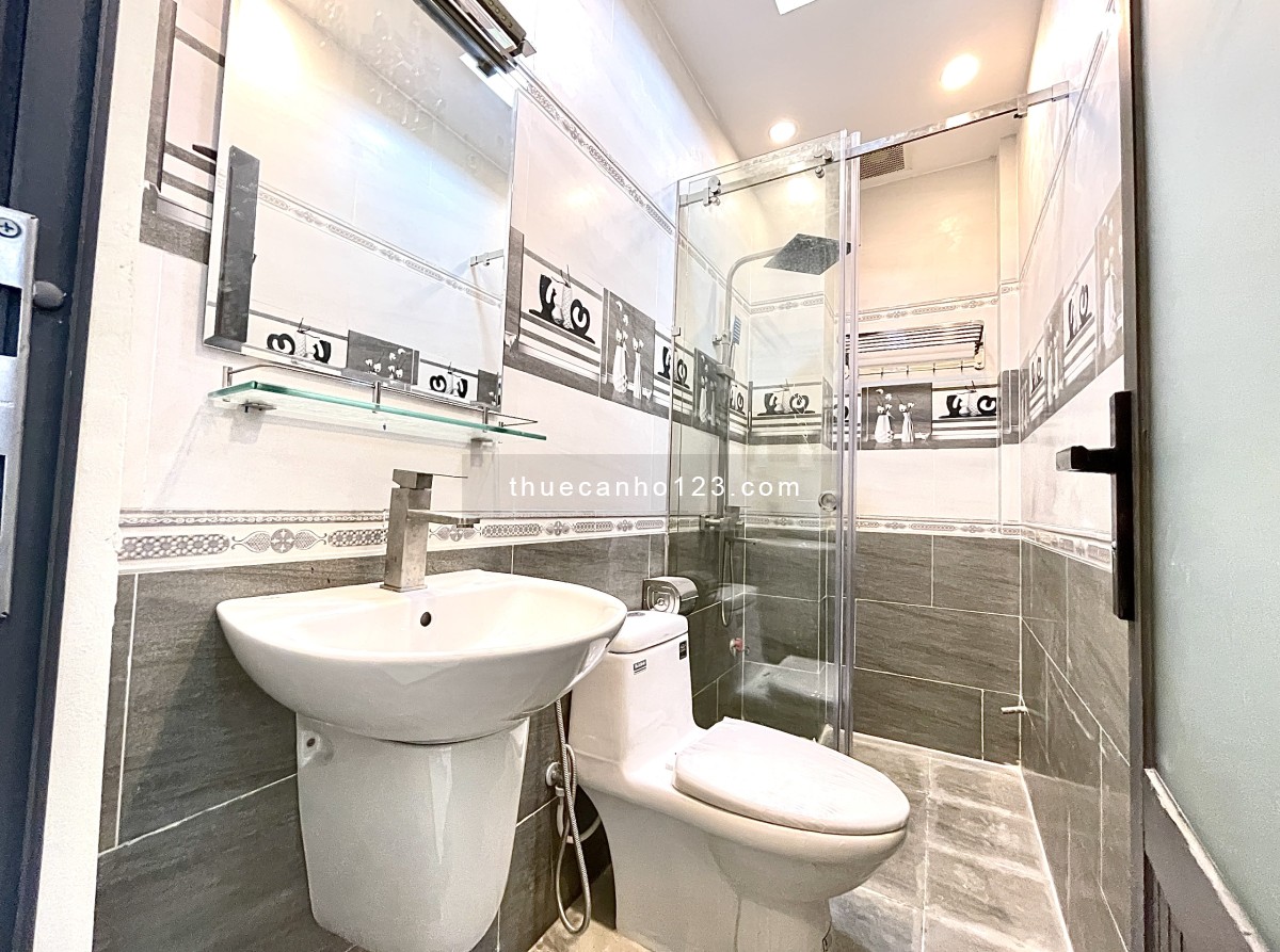 Căn hộ dịch vụ có balcon, trang bị đầy đủ nội thất cao cấp, gần ngã 4 Phạm Văn Đồng & Lê Quang Định