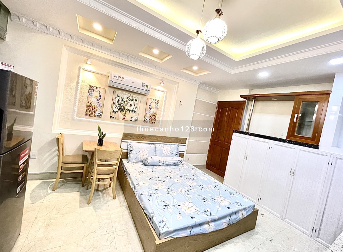 Căn hộ dịch vụ có balcon, trang bị đầy đủ nội thất cao cấp, gần ngã 4 Phạm Văn Đồng & Lê Quang Định