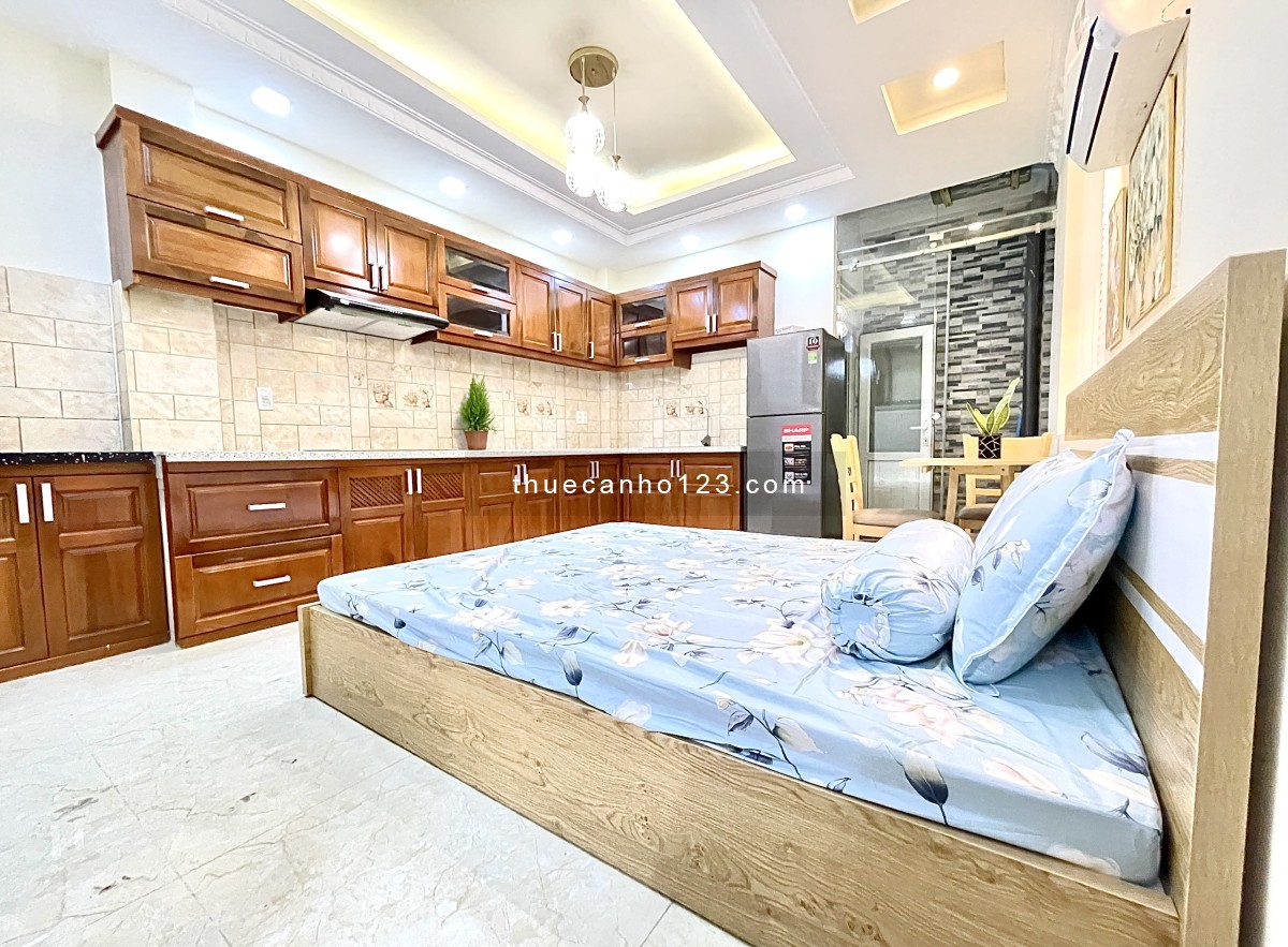 Căn hộ dịch vụ có balcon, trang bị đầy đủ nội thất cao cấp, gần ngã 4 Phạm Văn Đồng & Lê Quang Định