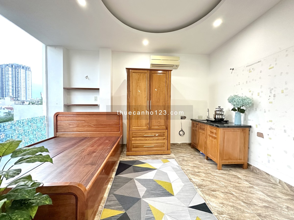 Căn hộ ban công, gần Nhà thi đấu Phú Thọ, Quận 10