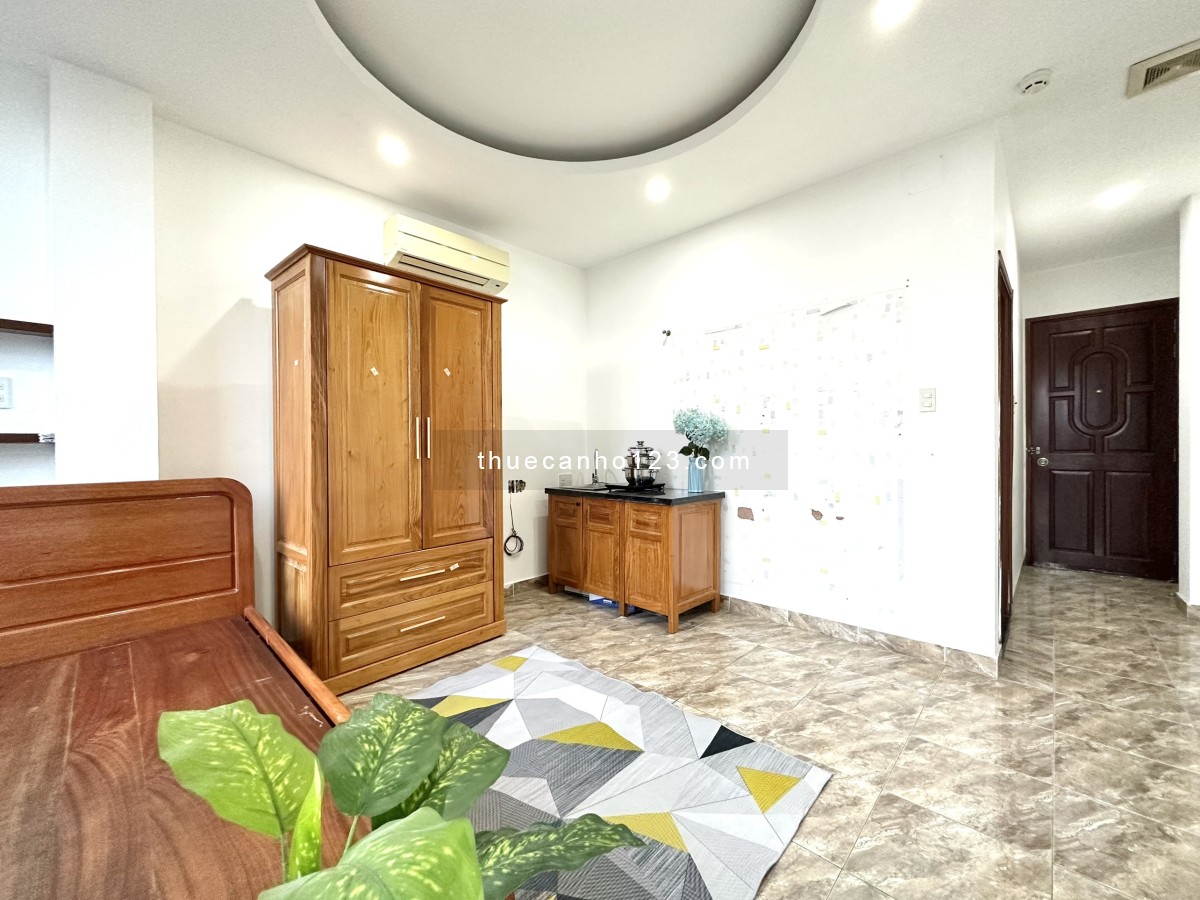 Căn hộ ban công, gần Nhà thi đấu Phú Thọ, Quận 10