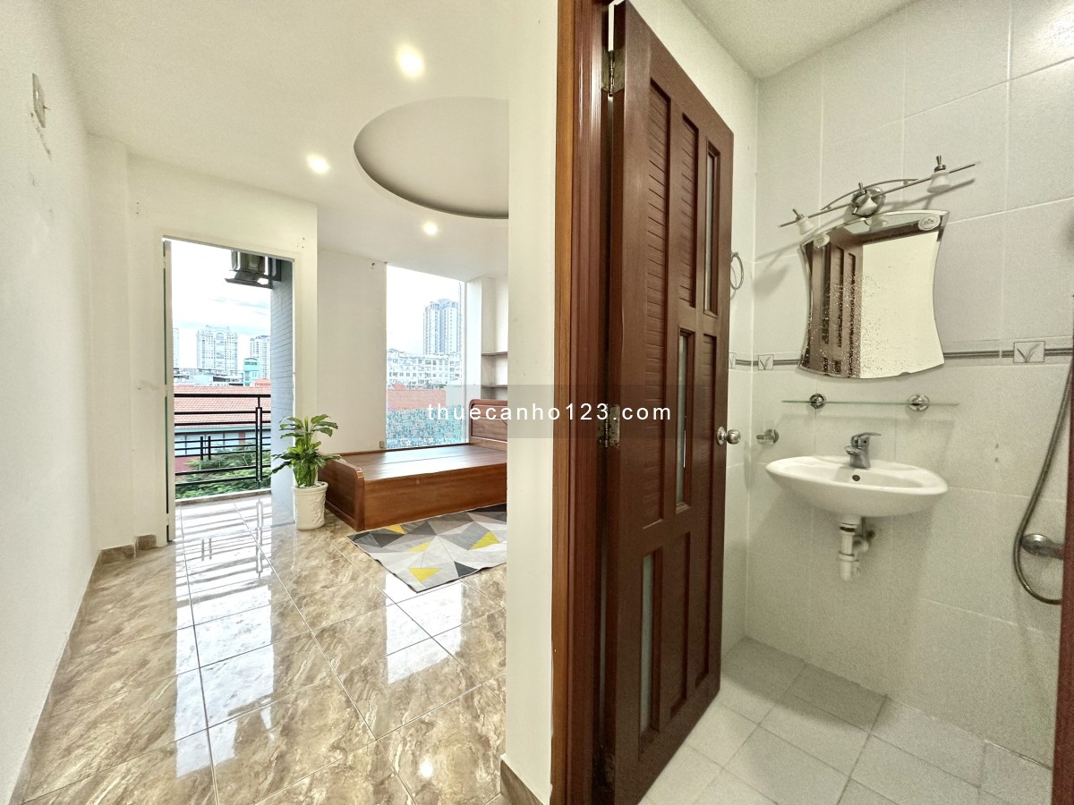 Căn hộ ban công, gần Nhà thi đấu Phú Thọ, Quận 10