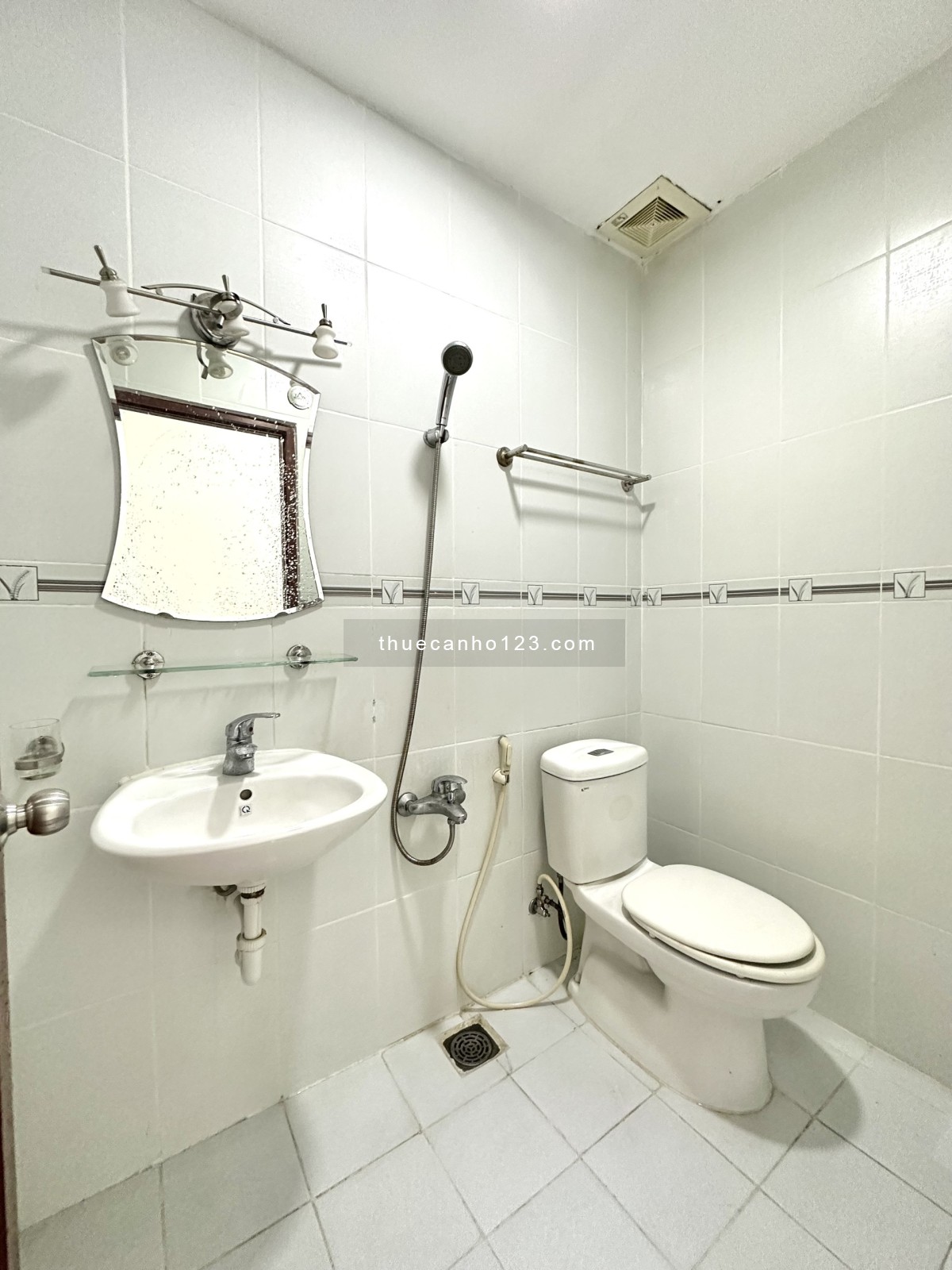 Căn hộ ban công, gần Nhà thi đấu Phú Thọ, Quận 10