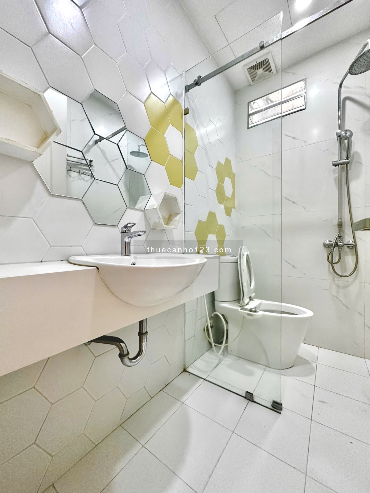 Cho thuê căn hộ 2 phòng ngủ luxury – Mới 100% – Có bãi ô tô – Cam kết giá rẻ nhất thị trường