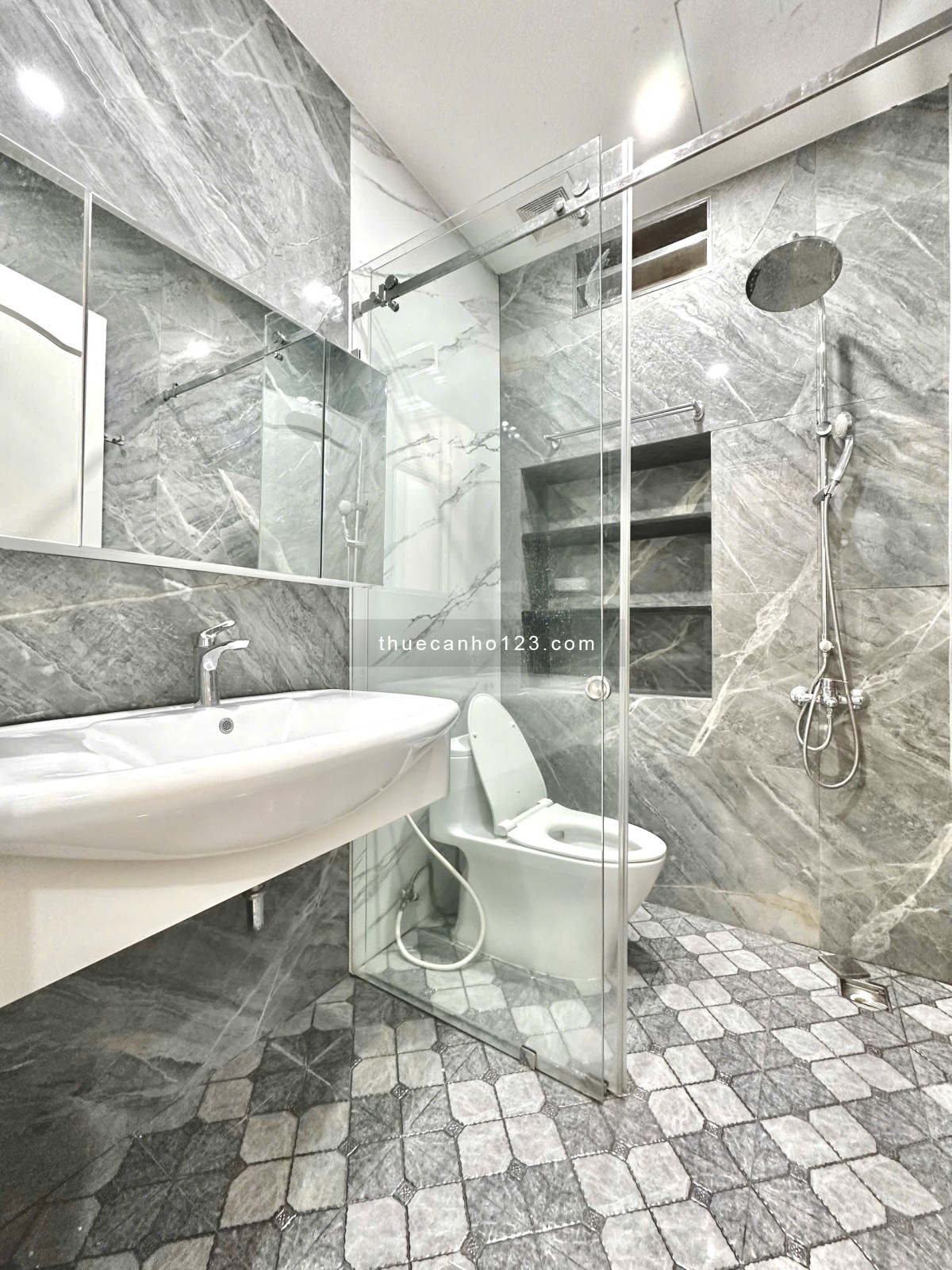 Cho thuê căn hộ 2 phòng ngủ luxury – Mới 100% – Có bãi ô tô – Cam kết giá rẻ nhất thị trường