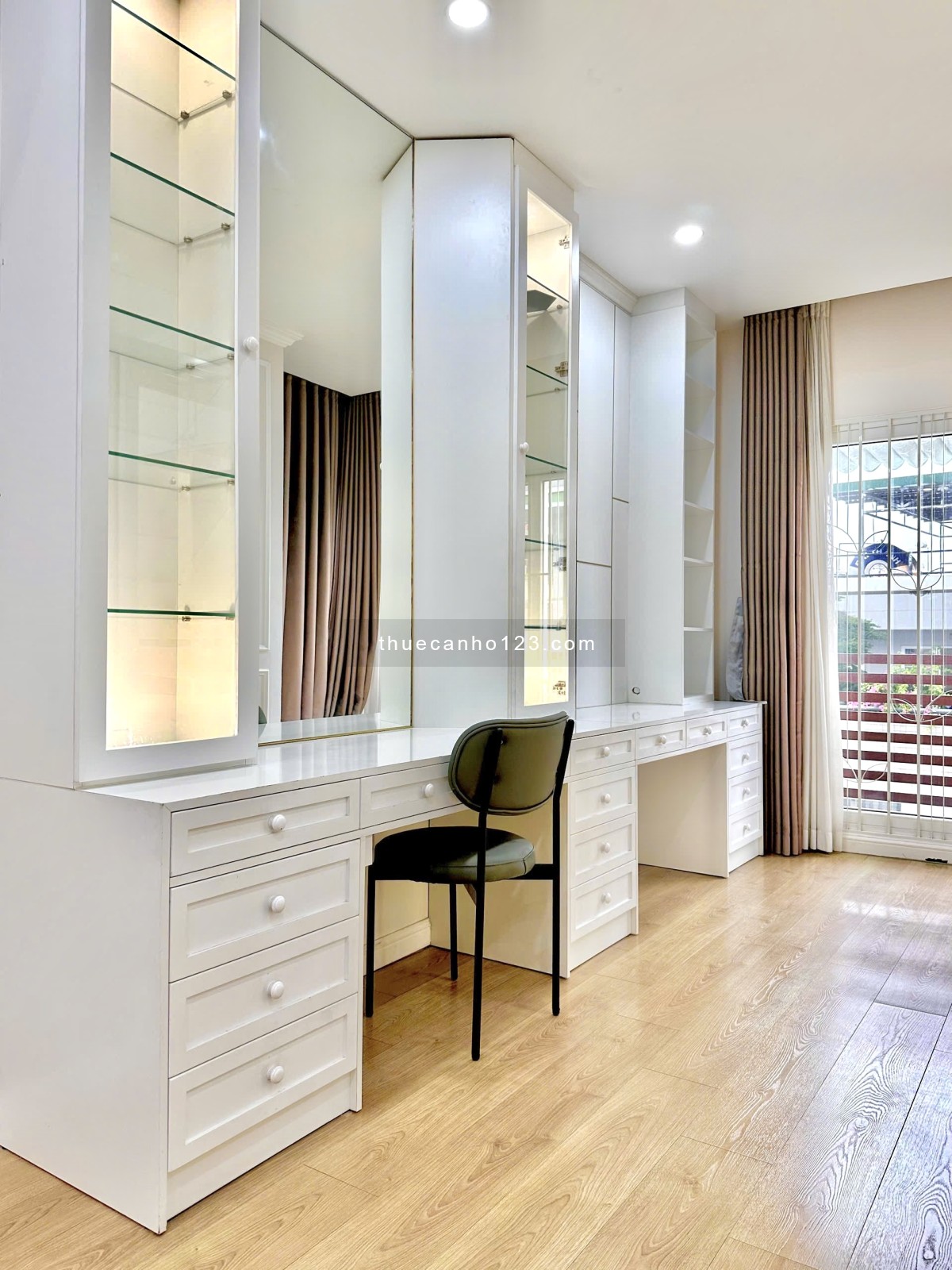 Cho thuê căn hộ 2 phòng ngủ luxury – Mới 100% – Có bãi ô tô – Cam kết giá rẻ nhất thị trường