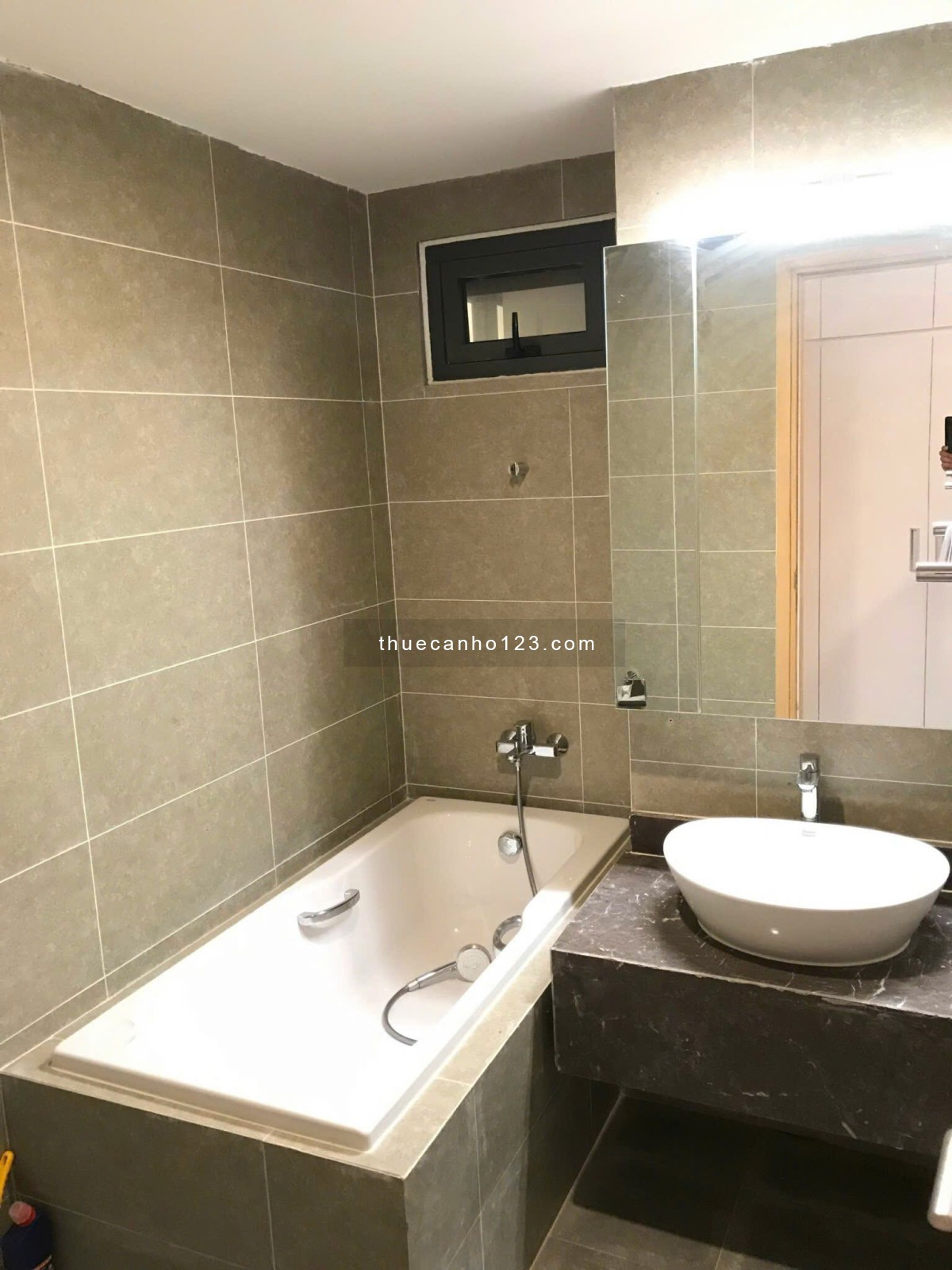 Cho thuê căn hộ FLC 265 Cầu Giấy 3 phòng ngủ, full nội thất, 116m2