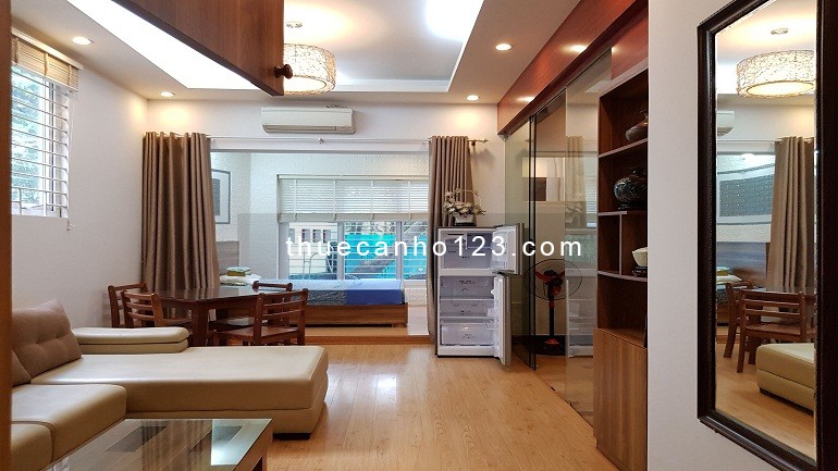 Cho thuê căn hộ dịch vụ tại Đặng Thai Mai, Tây Hồ, 45m2, 1PN, sân vườn, đầy đủ nội thất