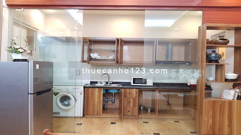 Cho thuê căn hộ dịch vụ tại Đặng Thai Mai, Tây Hồ, 45m2, 1PN, sân vườn, đầy đủ nội thất
