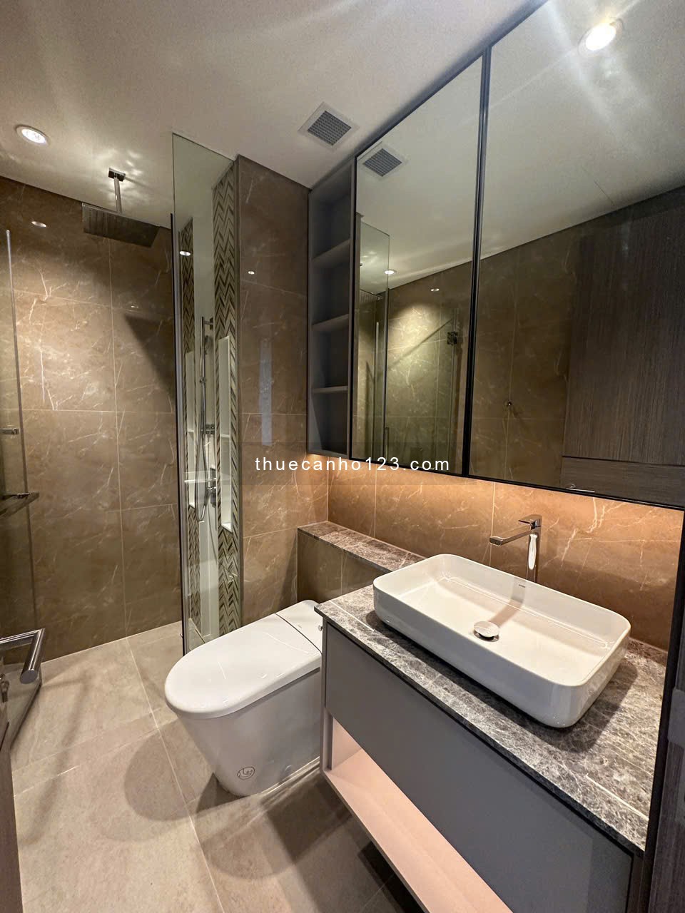 The Opera cho thuê 2PN nội thất cơ bản - View hoa hậu, diện tích rộng giá tốt