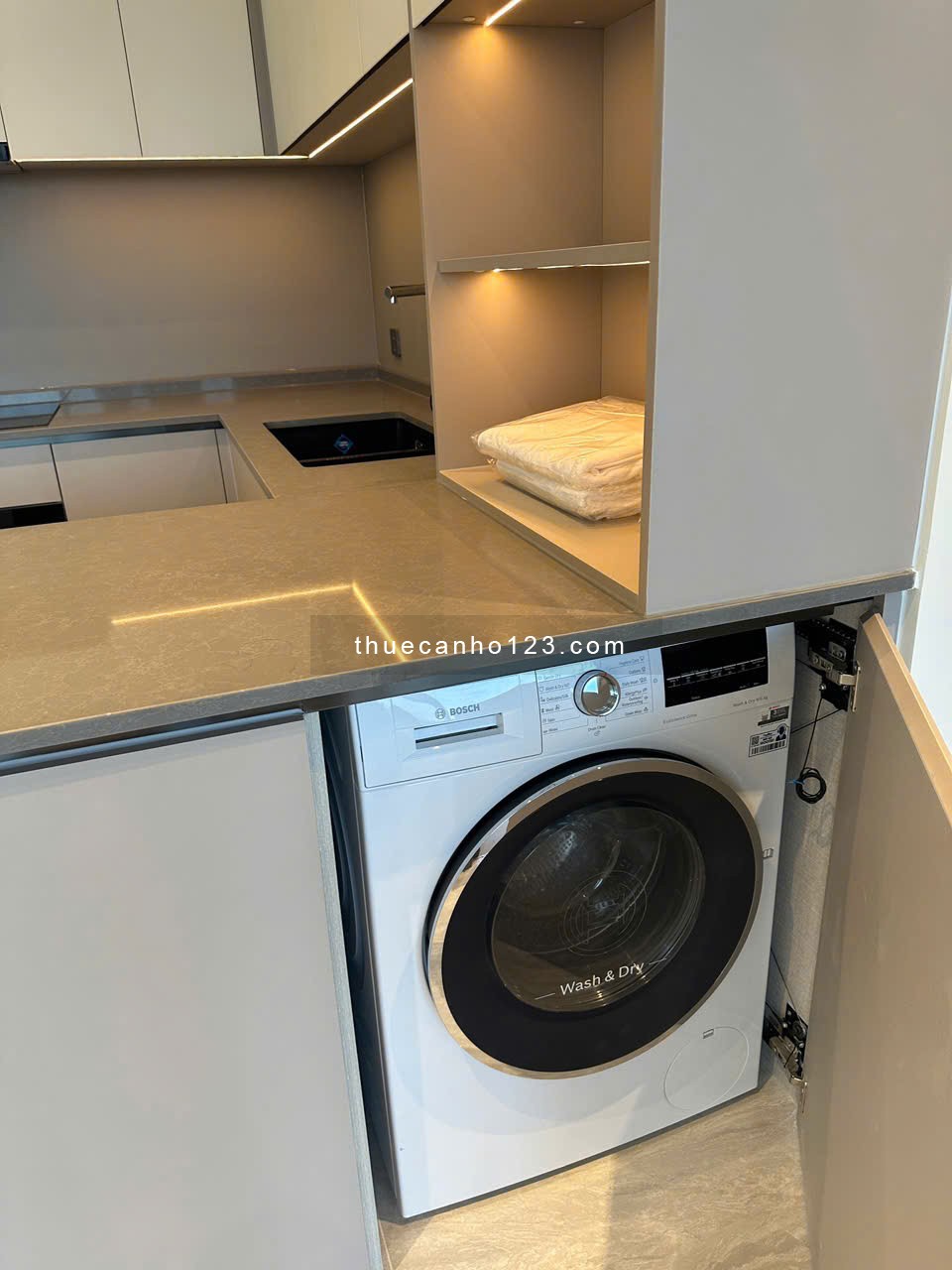 The Opera cho thuê 2PN nội thất cơ bản - View hoa hậu, diện tích rộng giá tốt