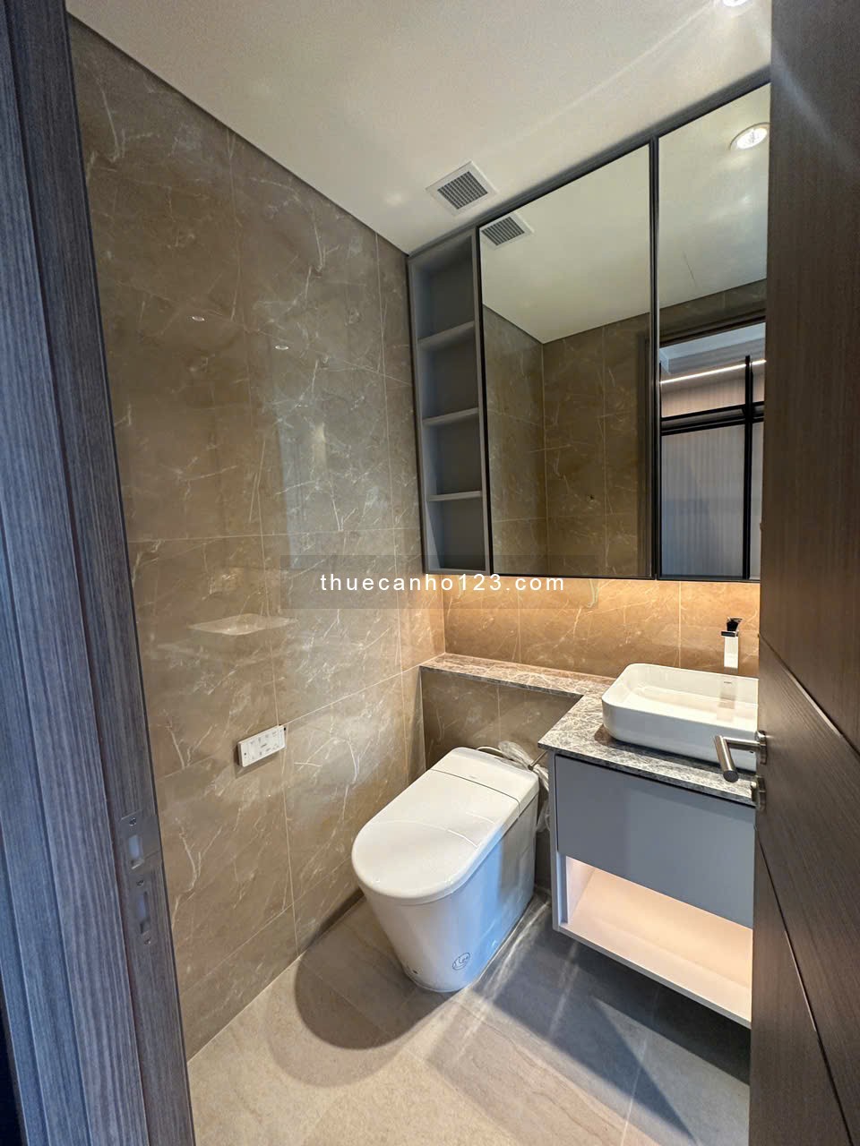 The Opera cho thuê 2PN nội thất cơ bản - View hoa hậu, diện tích rộng giá tốt