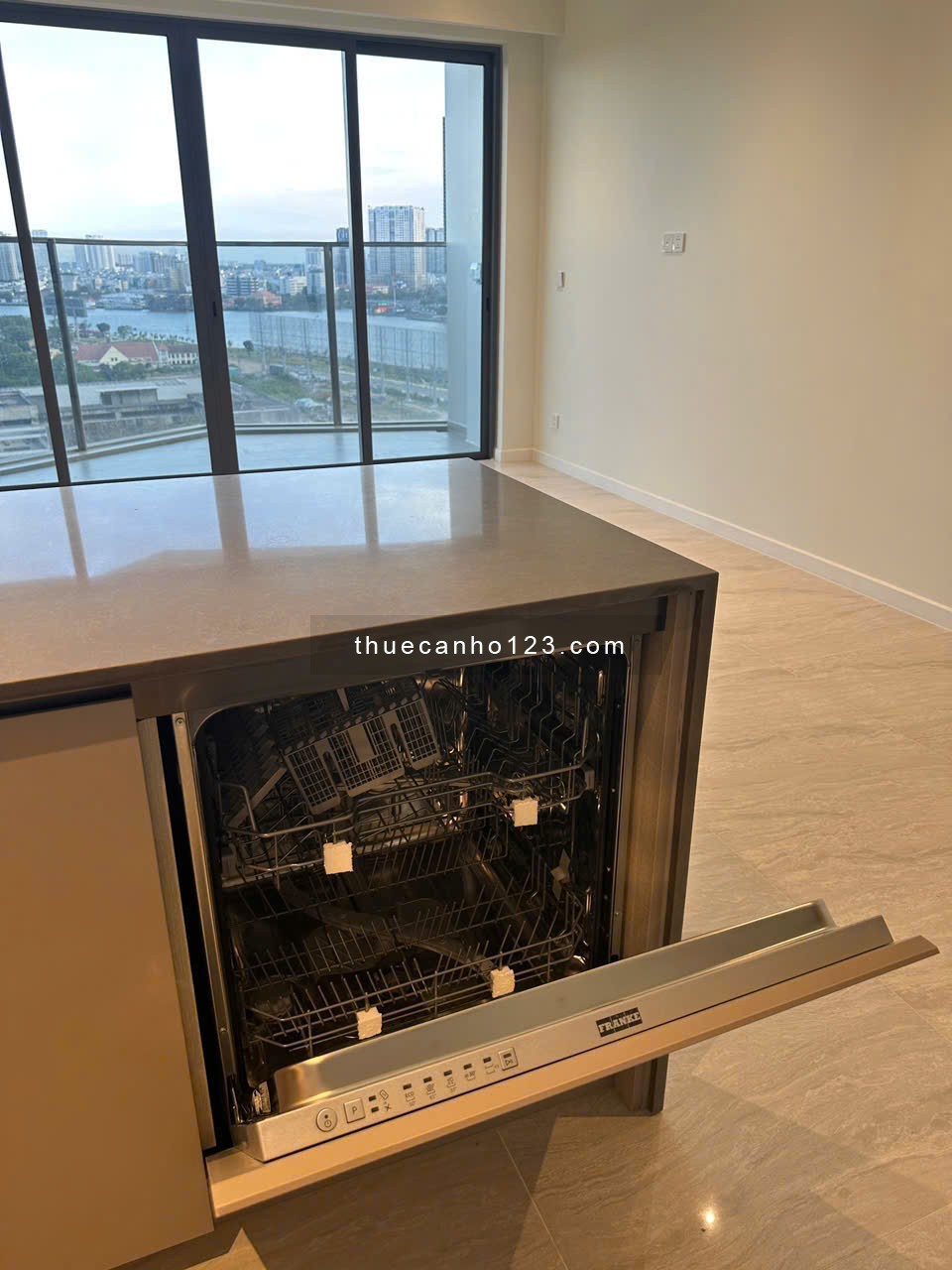 The Opera cho thuê 2PN nội thất cơ bản - View hoa hậu, diện tích rộng giá tốt