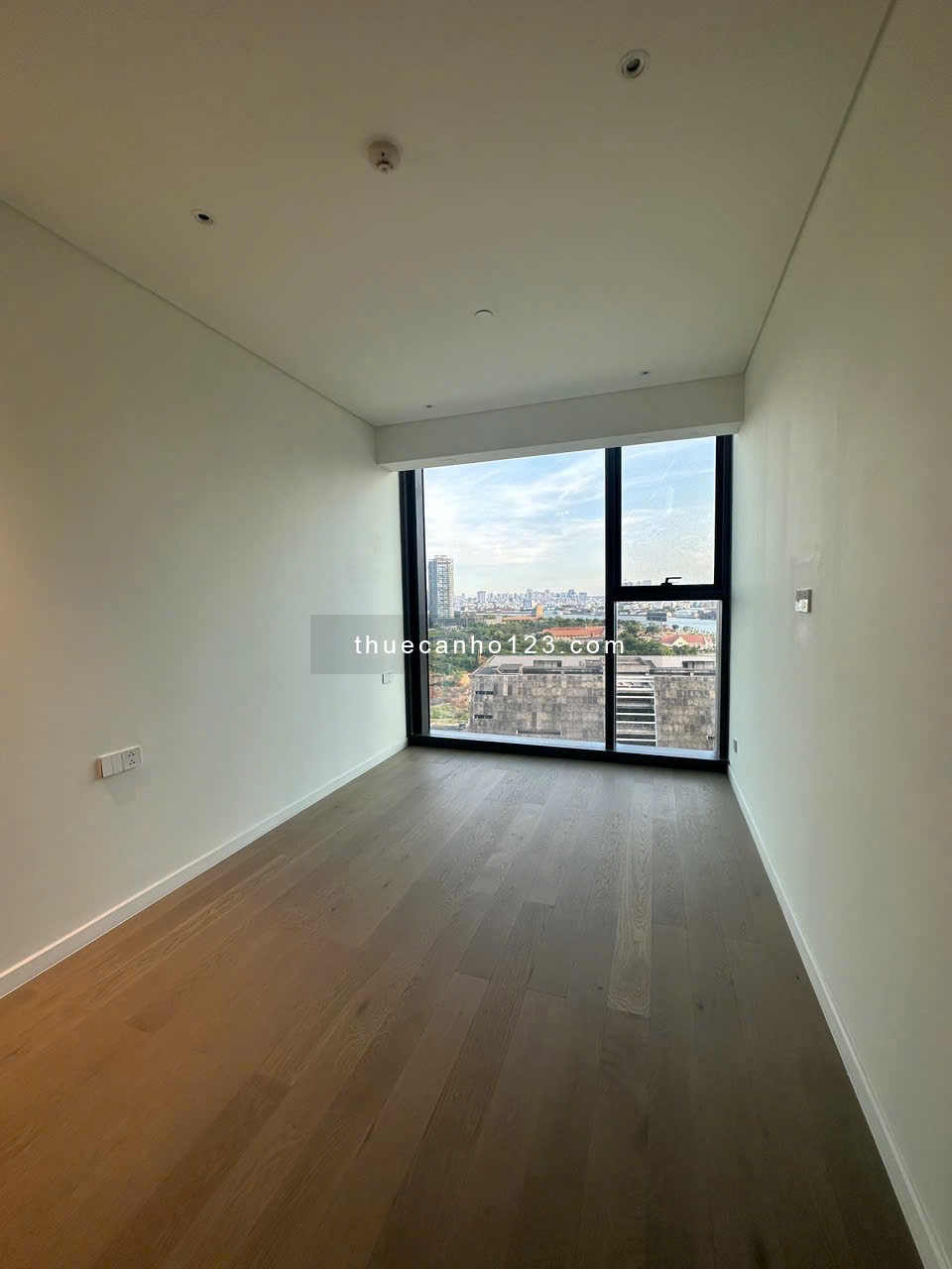 The Opera cho thuê 2PN nội thất cơ bản - View hoa hậu, diện tích rộng giá tốt
