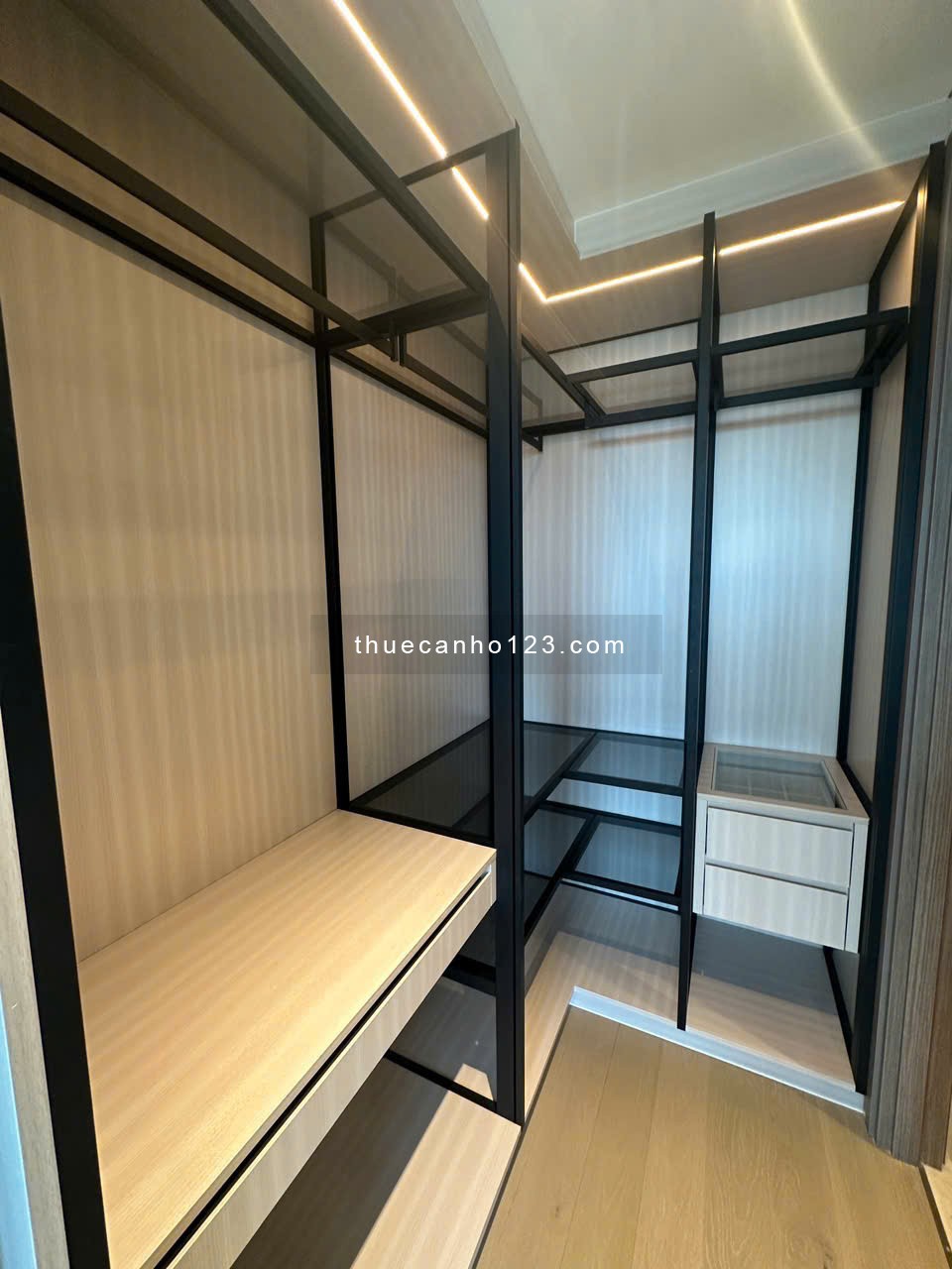 The Opera cho thuê 2PN nội thất cơ bản - View hoa hậu, diện tích rộng giá tốt