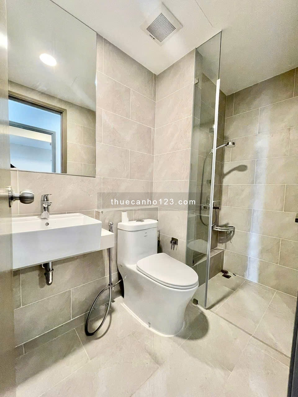 Chung cư Sky Center, Phổ Quang, TB: 2p ngủ rộng, full NT 98m2 16 triệu