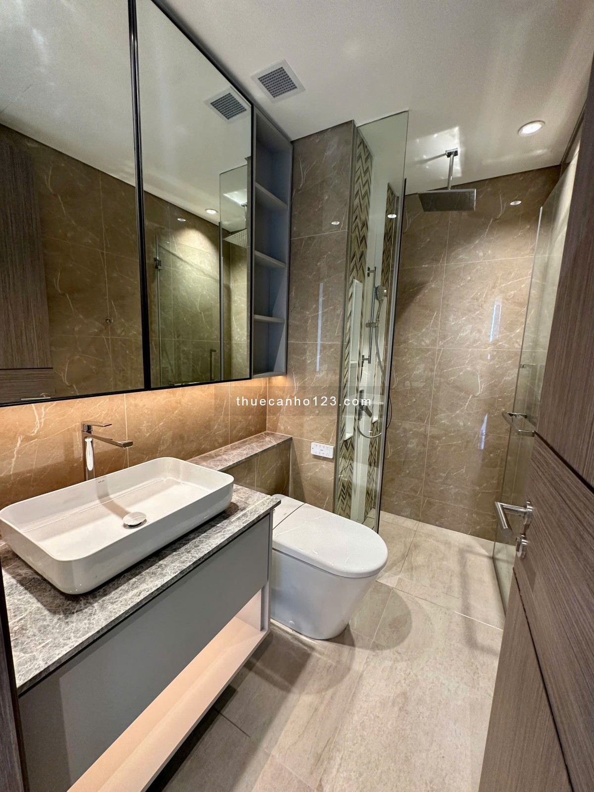 Opera Cho Thuê 2PN Đầy Đủ Nội Thất, Tầng Cao View Sông Và Quận 1