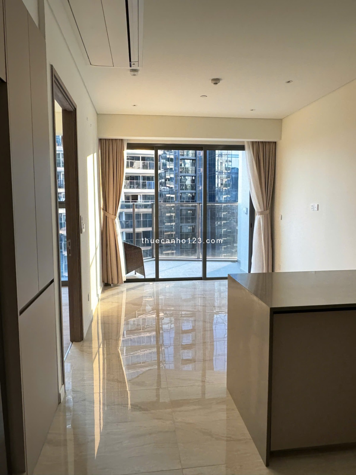 Opera Metropole Cho Thuê 1PN Nội Thất Cơ Bản, Tầng Cao View Sông Và Quận 1