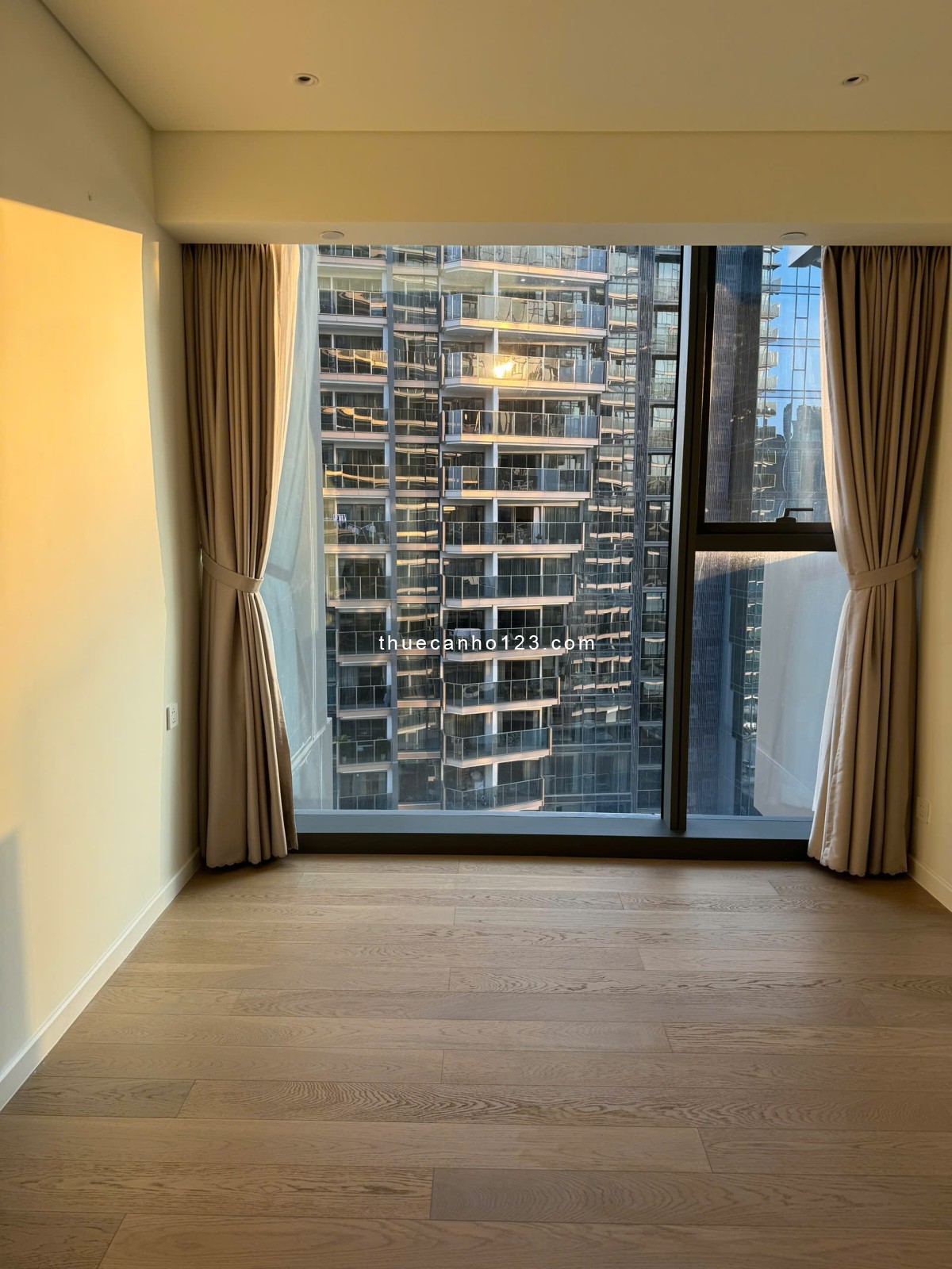 Opera Metropole Cho Thuê 1PN Nội Thất Cơ Bản, Tầng Cao View Sông Và Quận 1