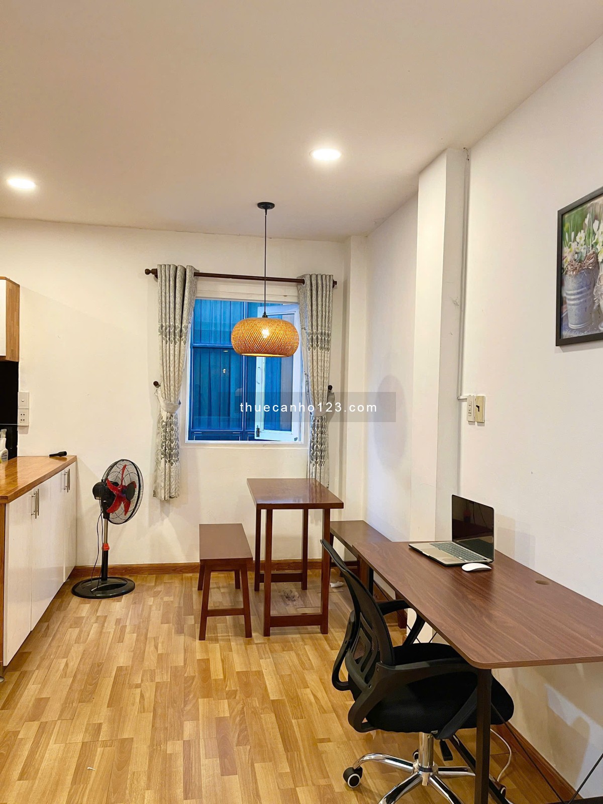 CHDV Ngay Chợ Tân Định, Công Viên Lê Văn Tám, rường ĐH Kinh Tế ISB