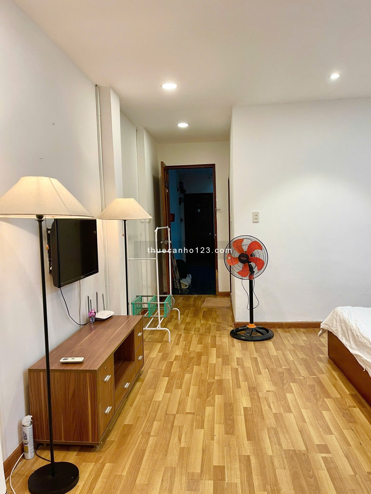 CHDV Ngay Chợ Tân Định, Công Viên Lê Văn Tám, rường ĐH Kinh Tế ISB