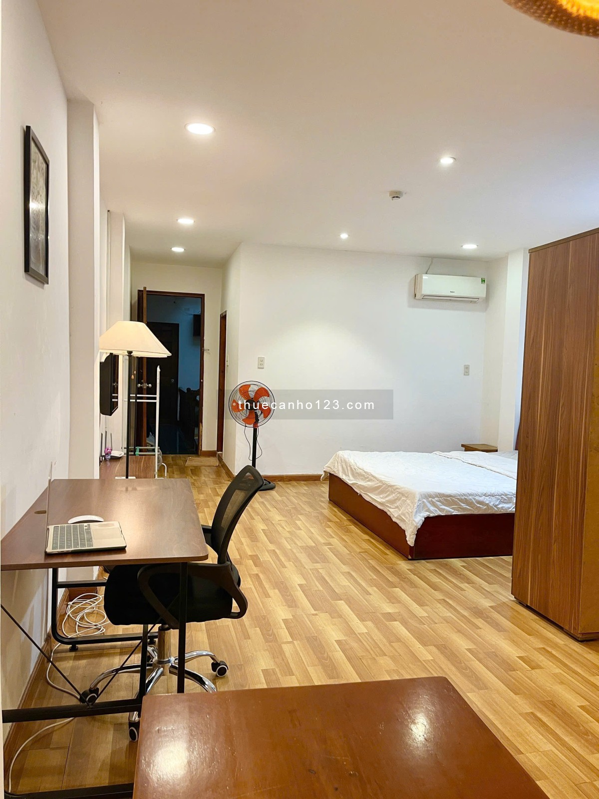 CHDV Ngay Chợ Tân Định, Công Viên Lê Văn Tám, rường ĐH Kinh Tế ISB