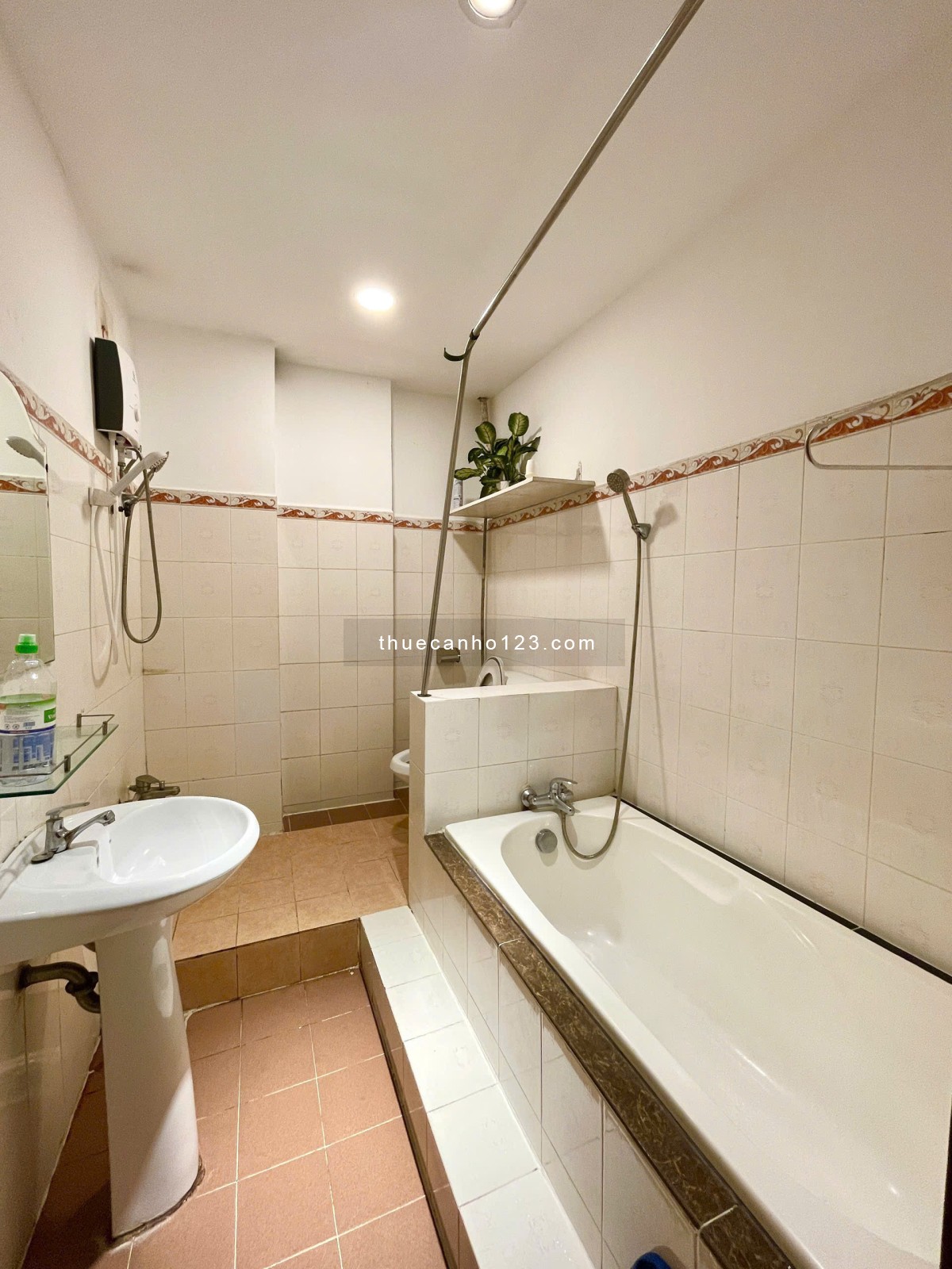 CHDV Ngay Chợ Tân Định, Công Viên Lê Văn Tám, rường ĐH Kinh Tế ISB