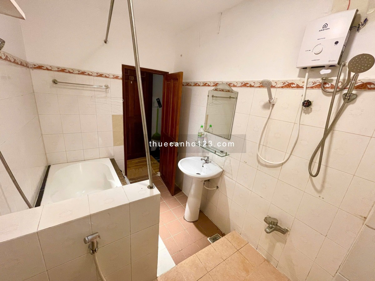 CHDV Ngay Chợ Tân Định, Công Viên Lê Văn Tám, rường ĐH Kinh Tế ISB