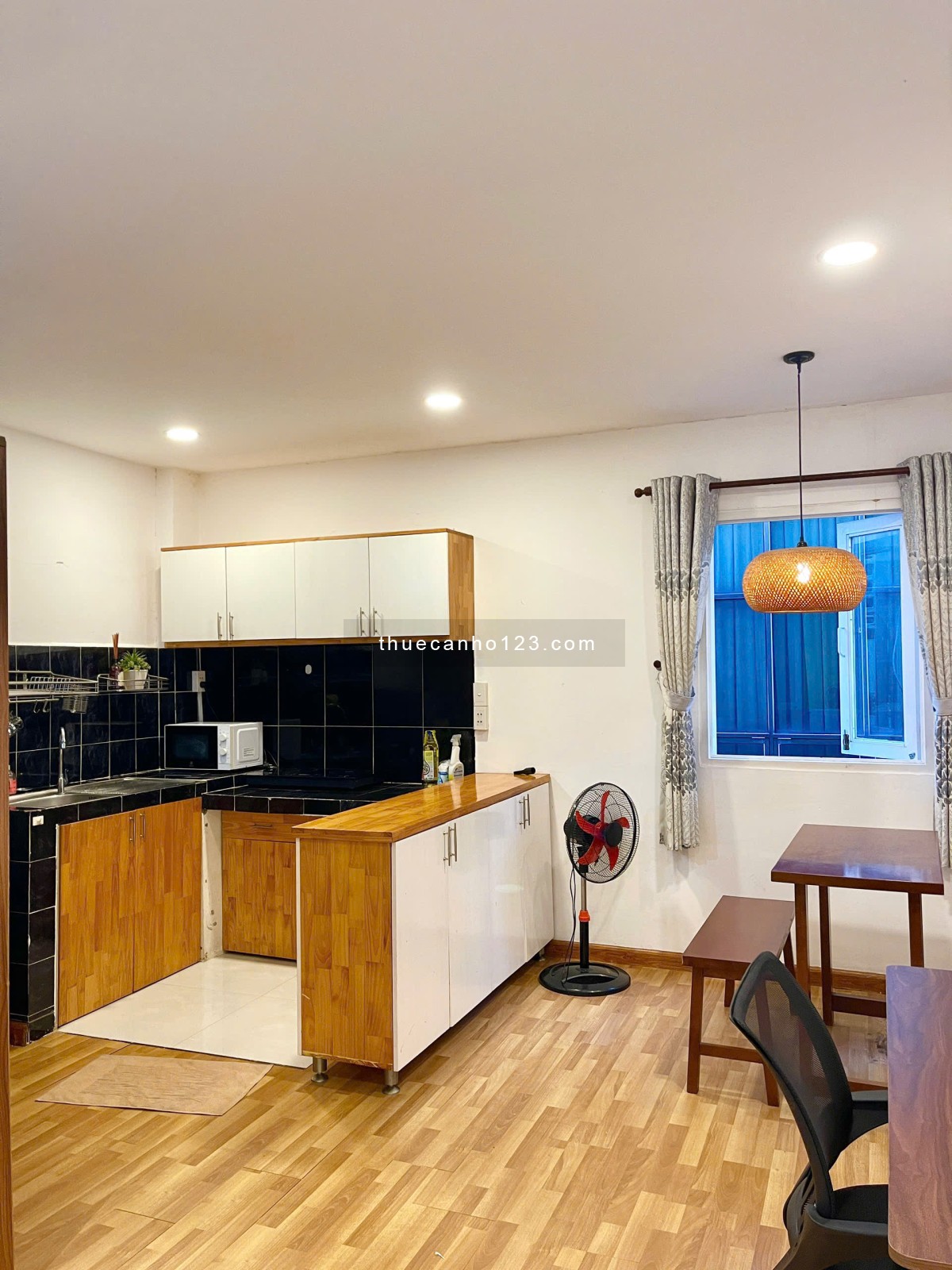 CHDV Ngay Chợ Tân Định, Công Viên Lê Văn Tám, rường ĐH Kinh Tế ISB