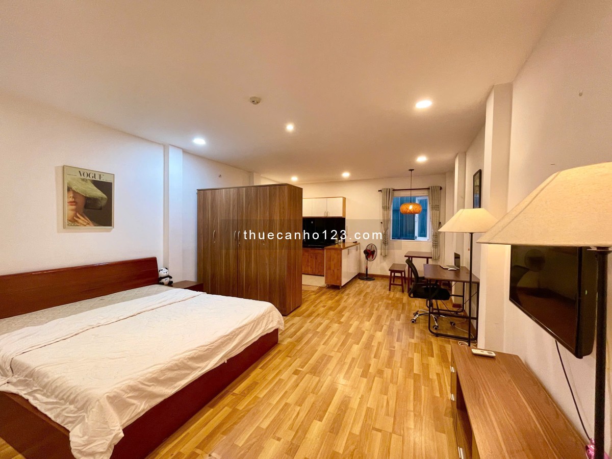 CHDV Ngay Chợ Tân Định, Công Viên Lê Văn Tám, rường ĐH Kinh Tế ISB