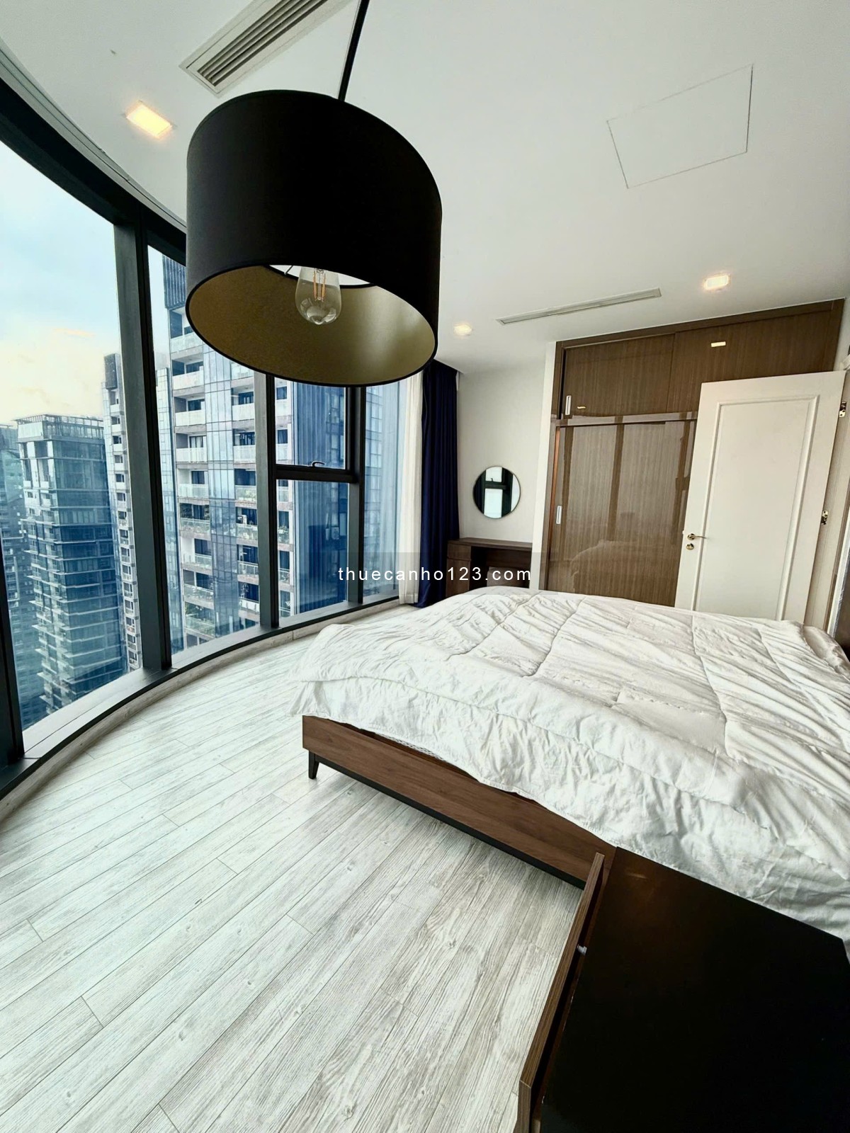 [ Giá tốt ] Chính chủ cần cho thuê gấp 4PN, 3WC, 160m2 giá 80 triệu / tháng Vinhomes Golden River