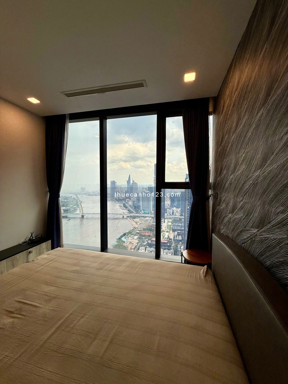 [ Giá tốt ] Chính chủ cần cho thuê gấp 4PN, 3WC, 160m2 giá 80 triệu / tháng Vinhomes Golden River