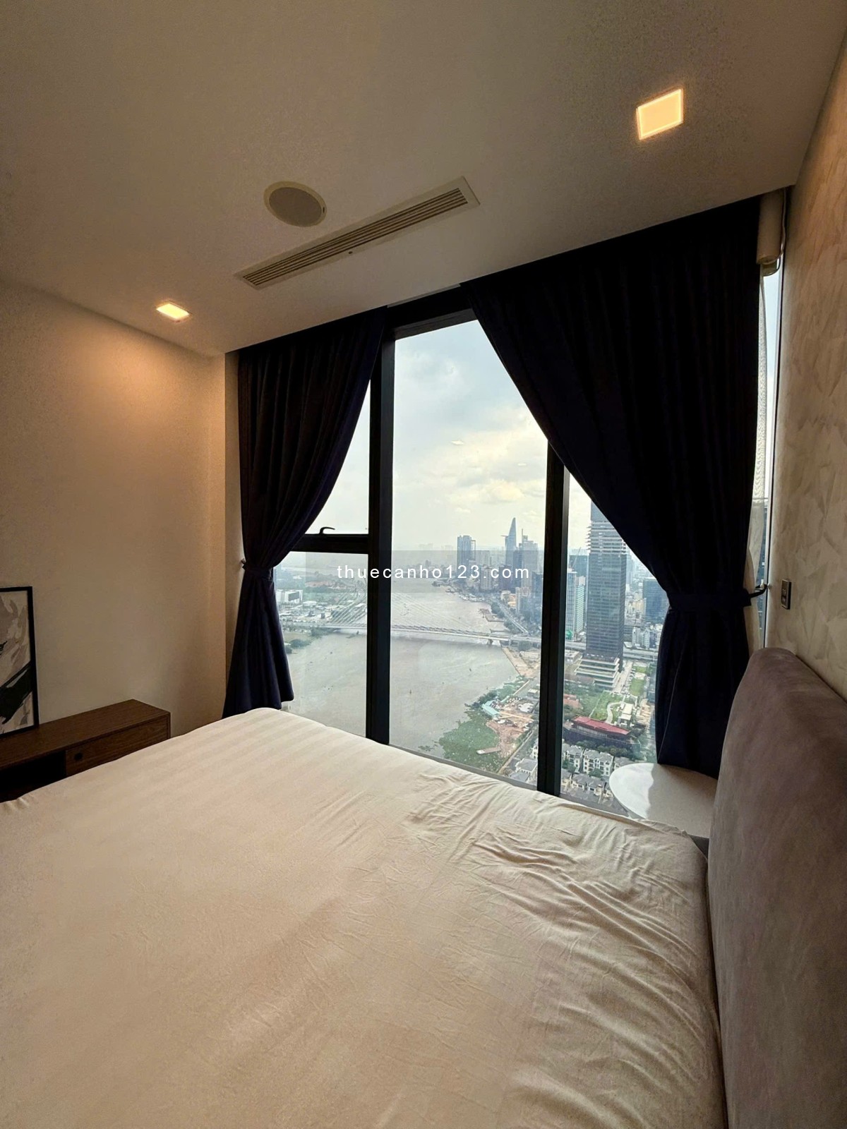 [ Giá tốt ] Chính chủ cần cho thuê gấp 4PN, 3WC, 160m2 giá 80 triệu / tháng Vinhomes Golden River