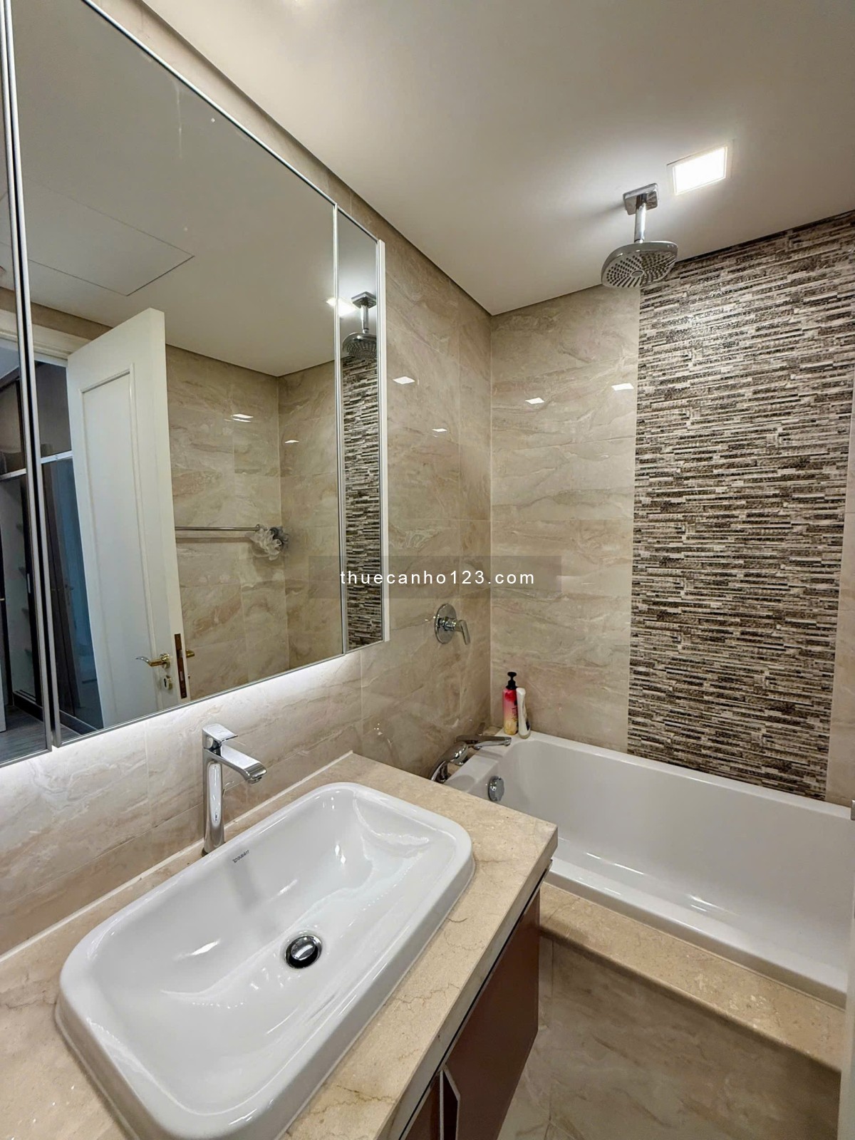 [ Giá tốt ] Chính chủ cần cho thuê gấp 4PN, 3WC, 160m2 giá 80 triệu / tháng Vinhomes Golden River