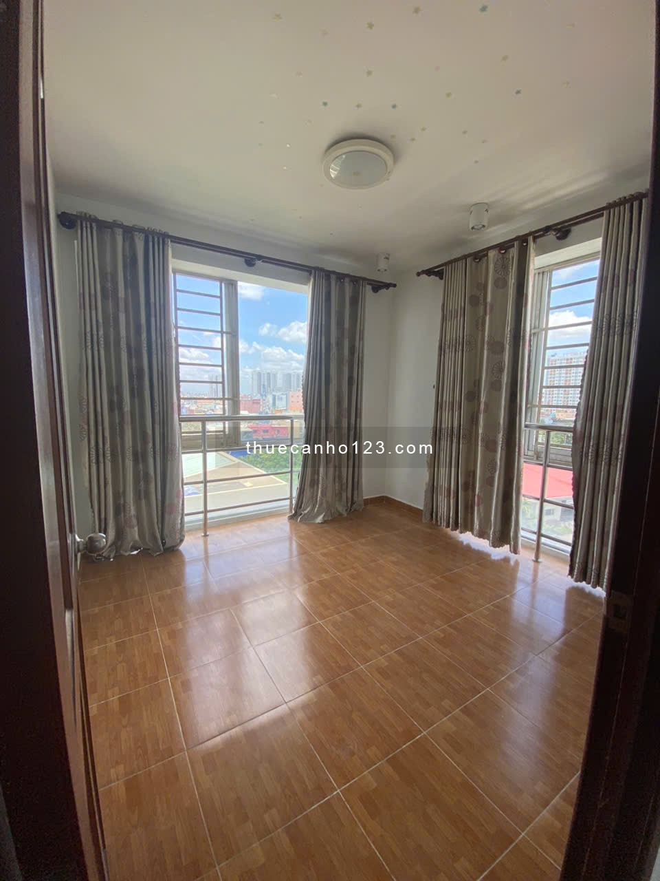 Cho thuê căn hộ Sacomreal Hòa Bình, diện tích 60m2, 2 phòng ngủ, giá 7tr5/tháng