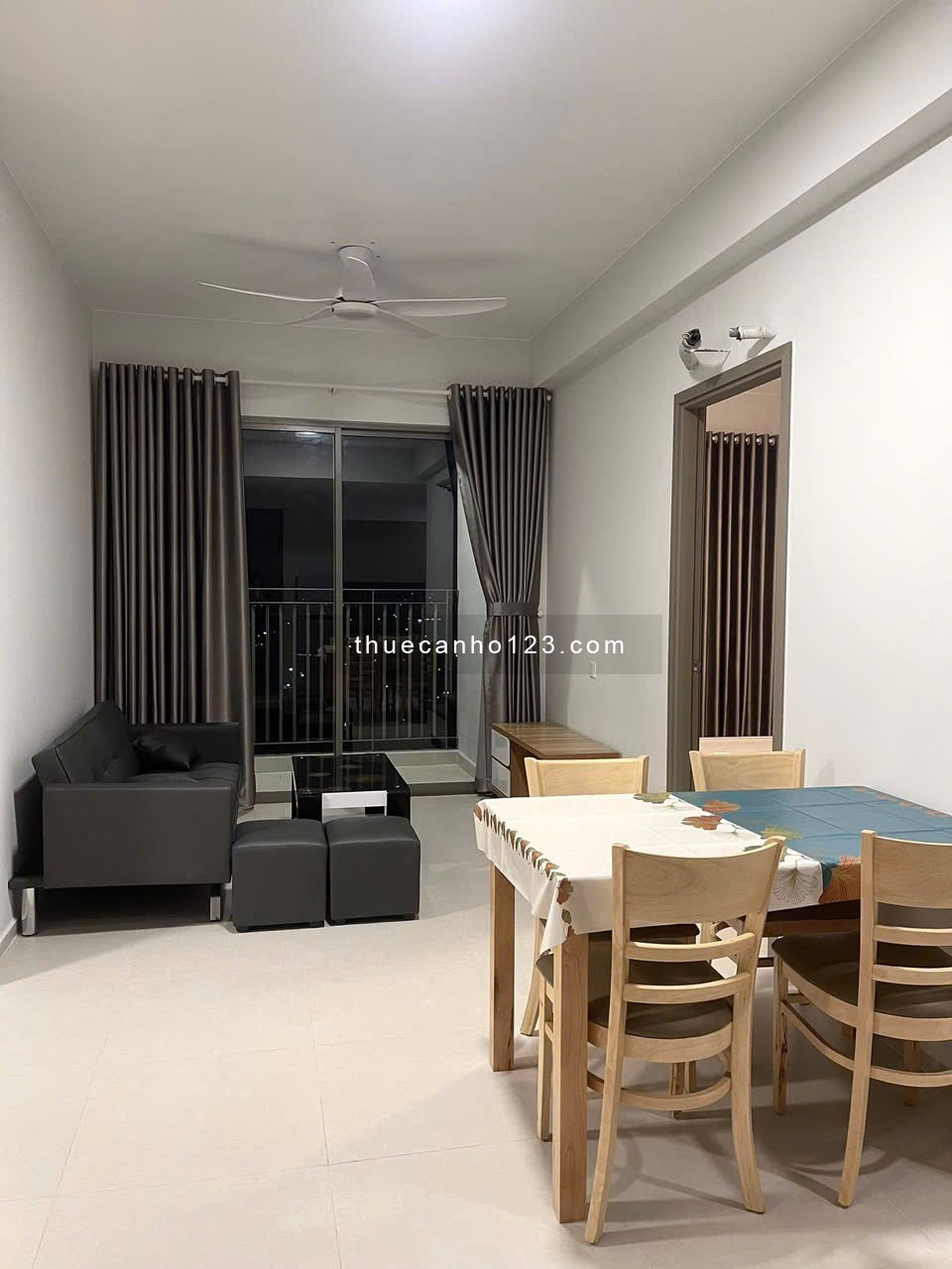 Chung cư Sky Center, Phổ Quang, TB: 2pn, 2wc 79m2, giá 17tr/th