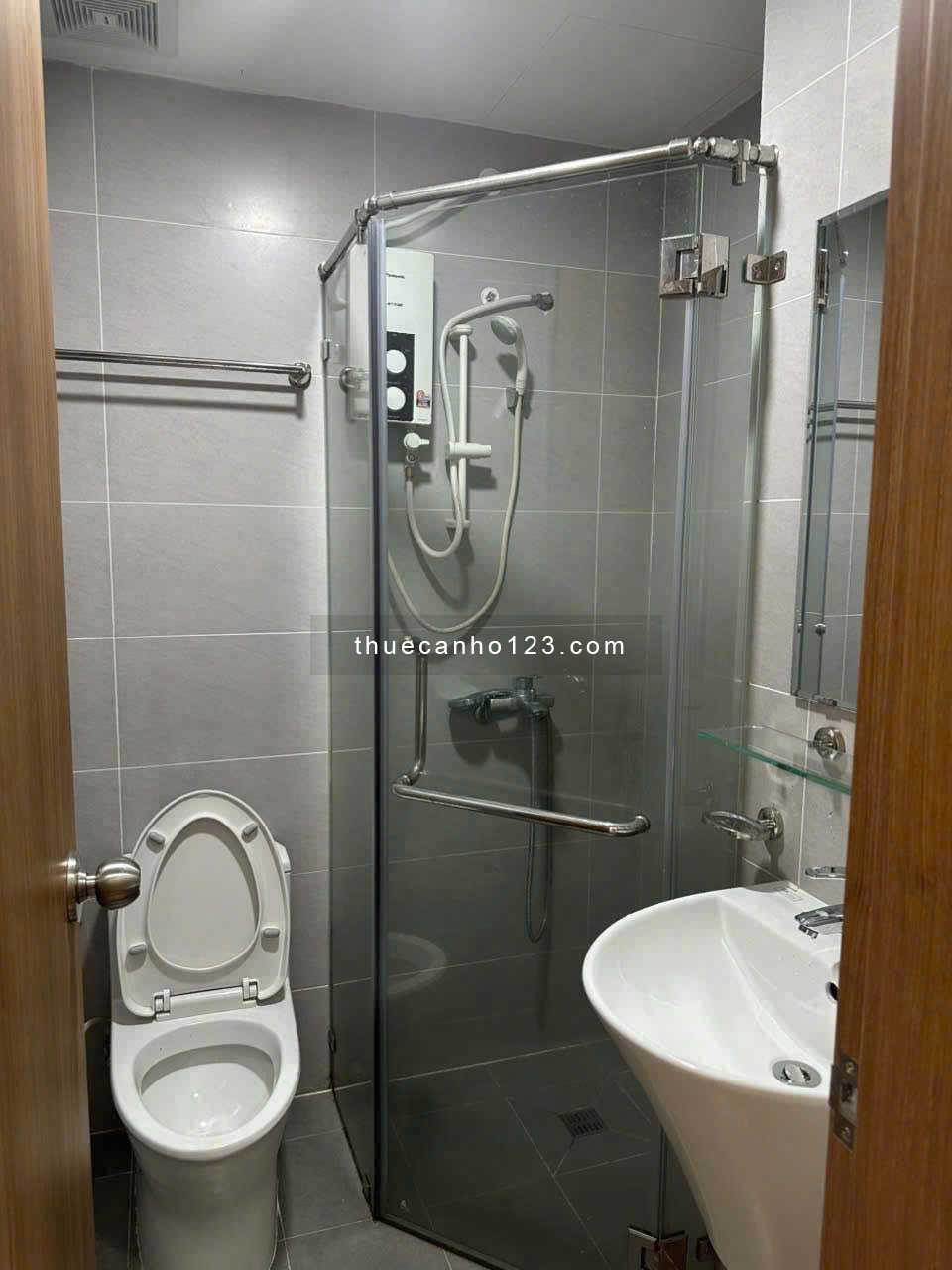 Chung cư Sky Center, Phổ Quang, TB: 2pn, 2wc 79m2, giá 17tr/th