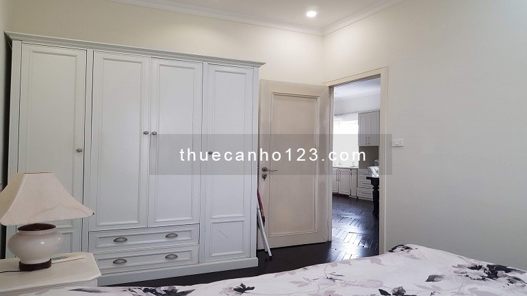 Cho thuê căn hộ dịch vụ tại Giảng Võ, Đống Đa, 100m2, 2PN, đầy đủ nội thất